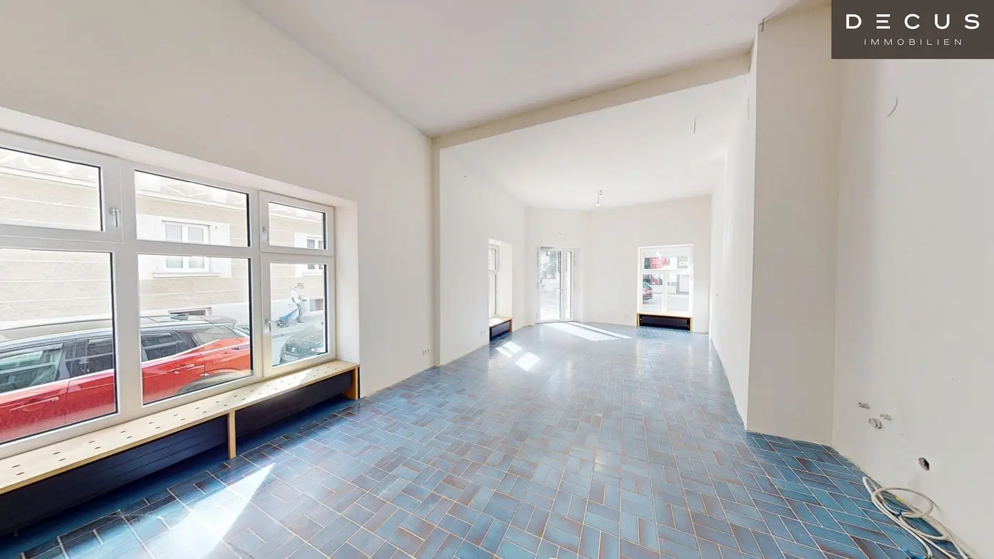 Charming corner commercial space in a highly frequented location with large storage area