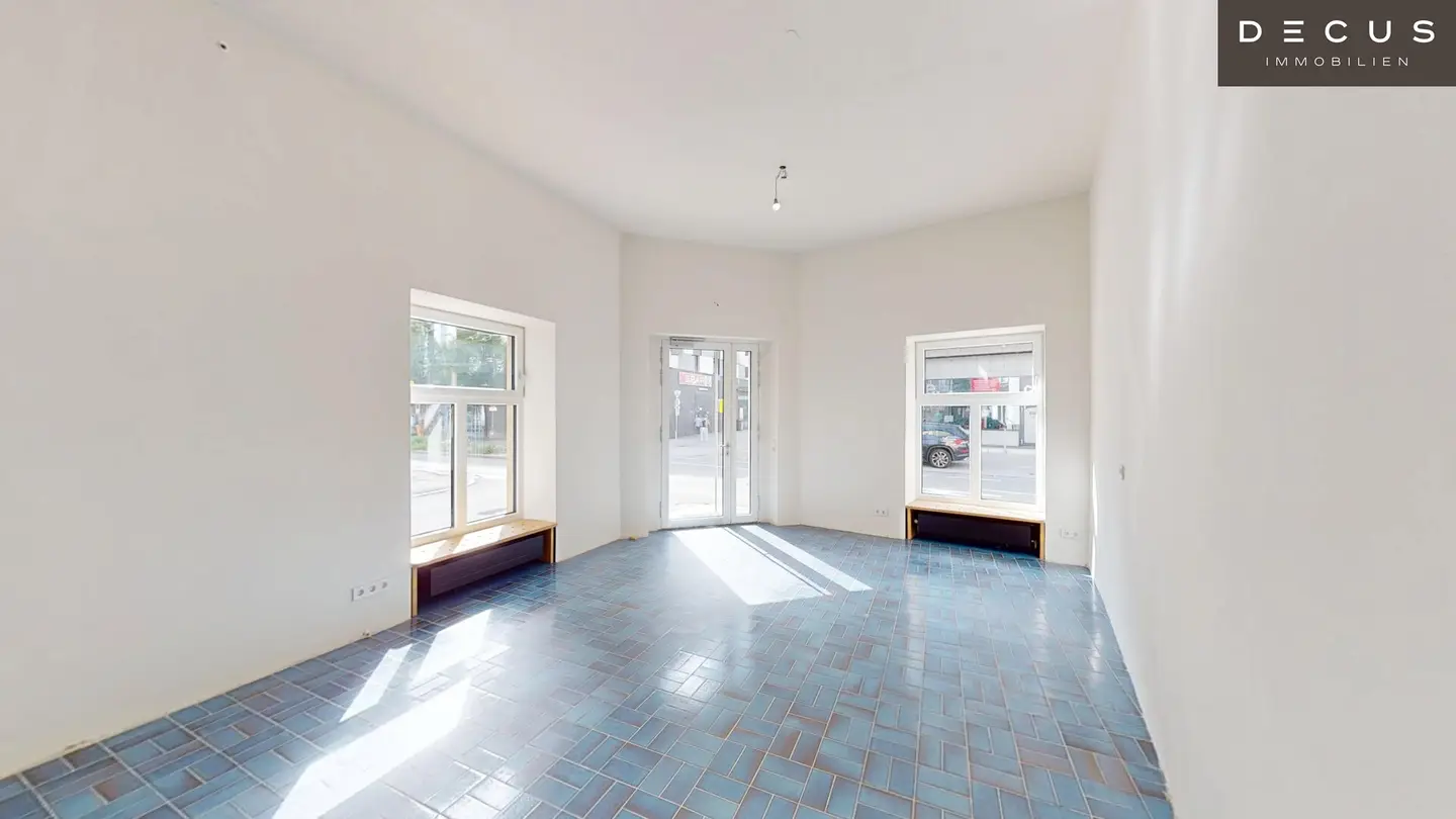 Charming corner commercial space in a highly frequented location with large storage area