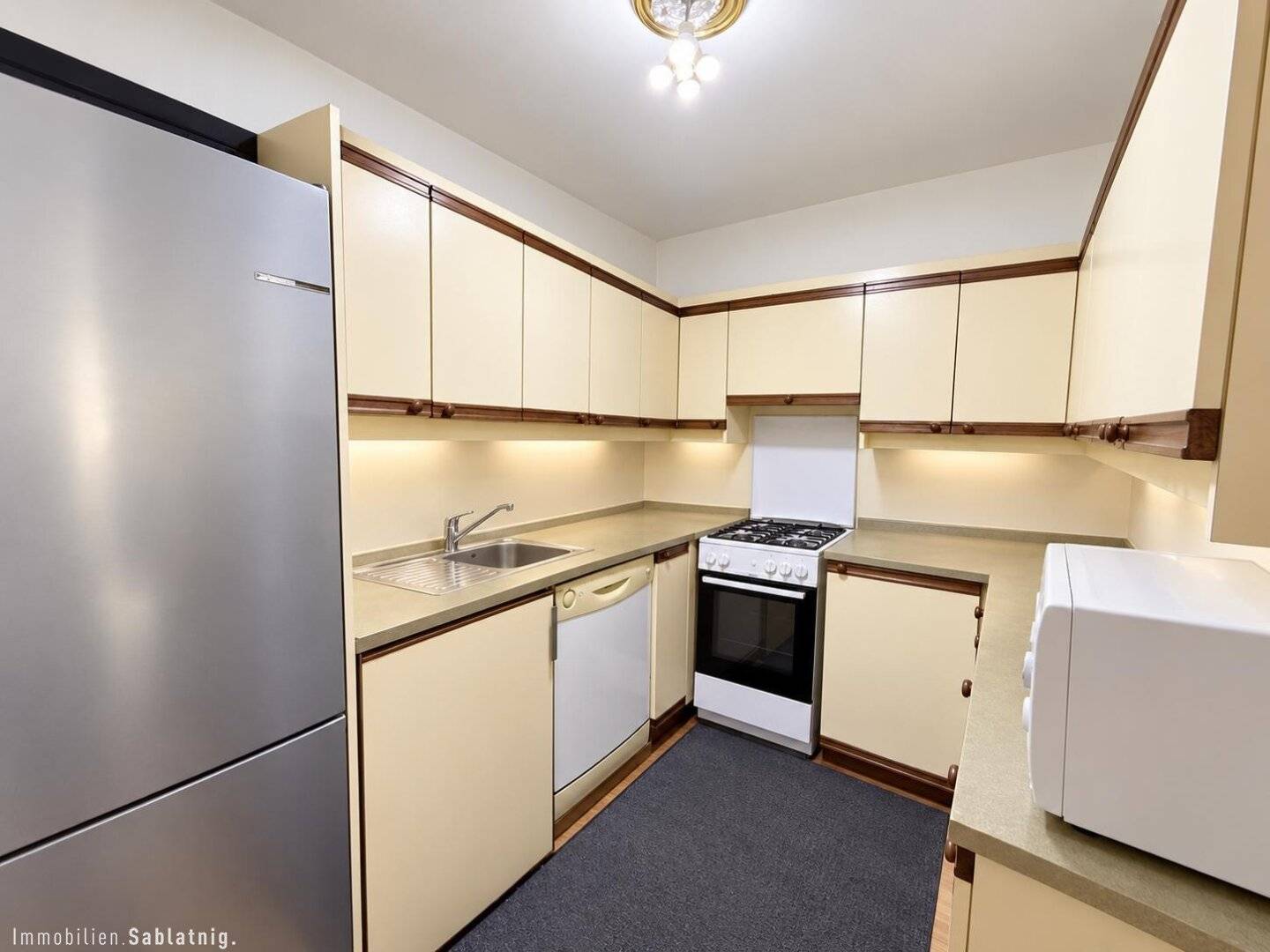 MODERN. PRACTICAL. CENTRAL! 2-room apartment with spacious loggia!