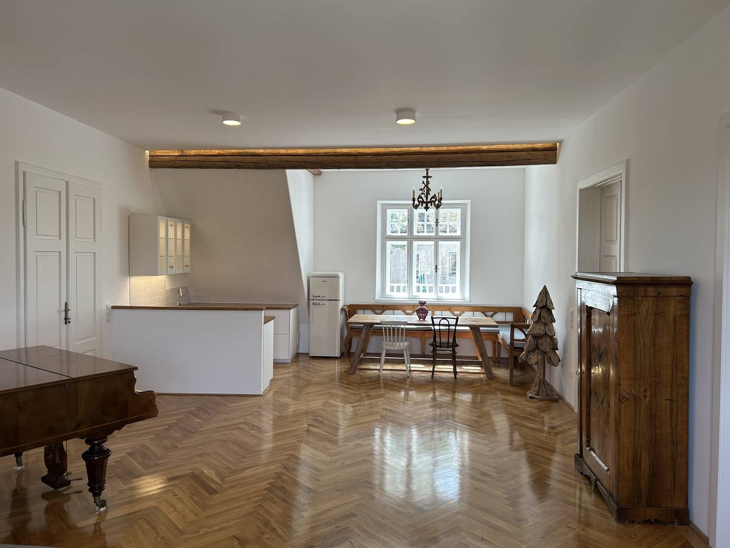 Refurbished penthouse with garden and herringbone parquet