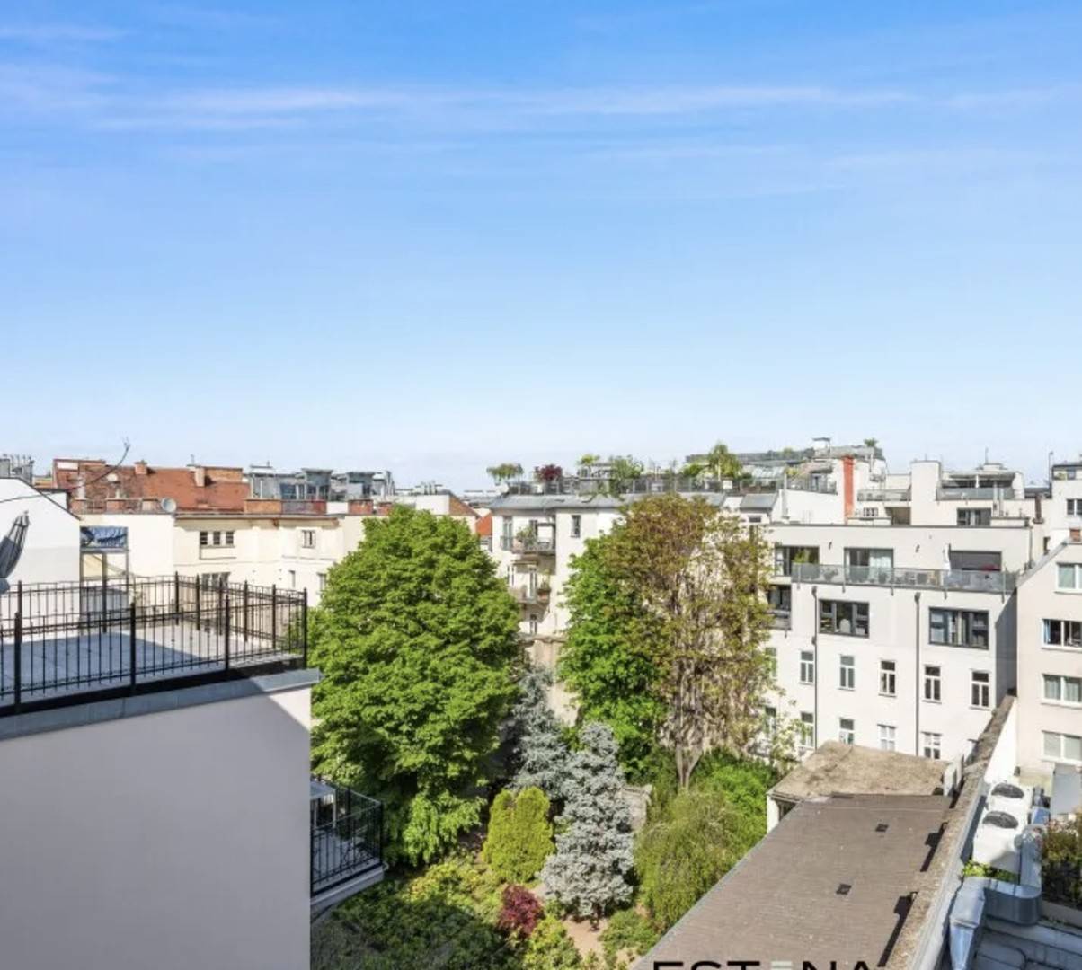 Saniertes Dachgeschosswohnung mit Balkon und Klimaanlage