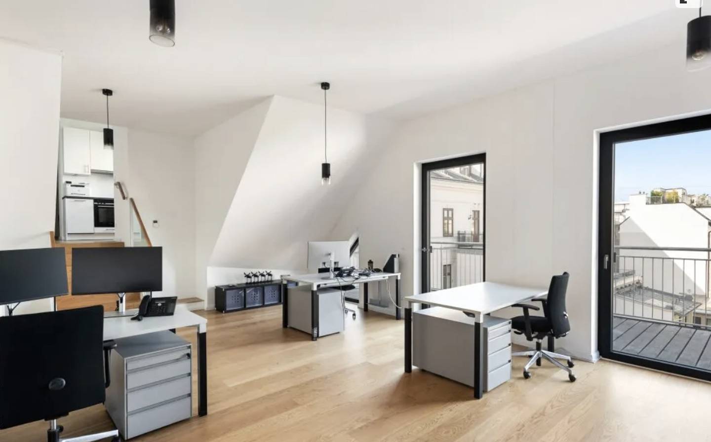 Saniertes Dachgeschosswohnung mit Balkon und Klimaanlage