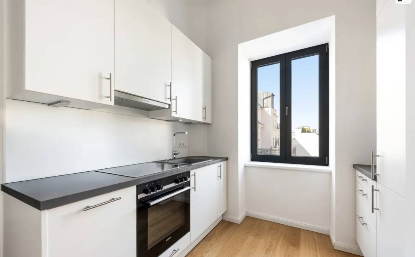 Saniertes Dachgeschosswohnung mit Balkon und Klimaanlage