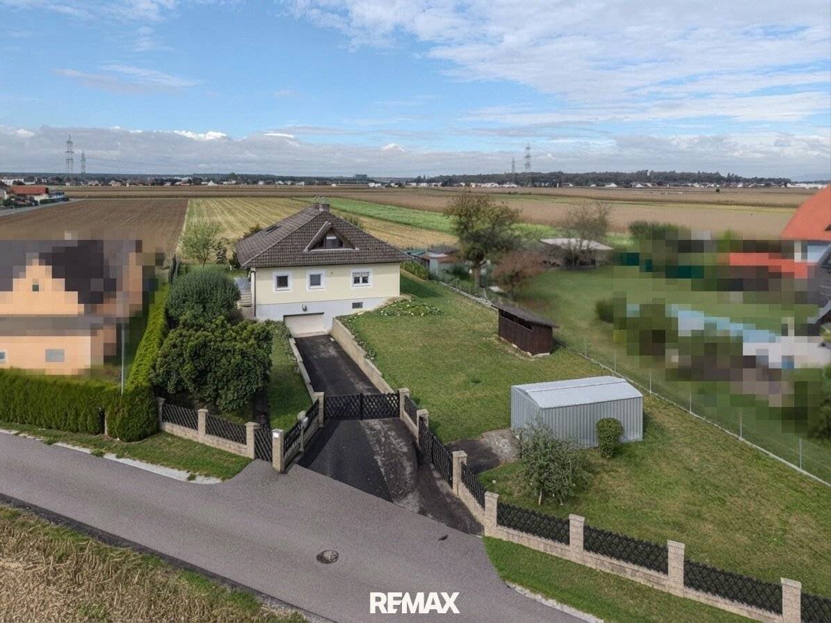 Plenty of Space for New Ideas: Spacious Single-Family House on 1,478 m² Plot
