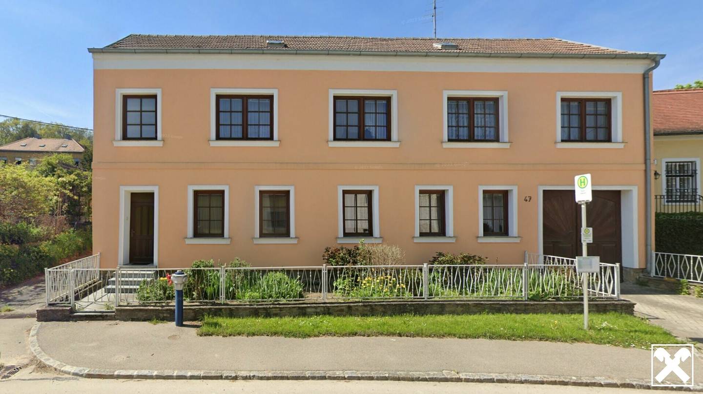 GROSSZÜGIGES LANDHAUS MIT GESCHLOSSENEM INNENHOF, STADEL, WERKSTATT UND NEBENGEBÄUDEN SAMT WEINKELLER IN PARADIESISCHER GRÜNRUHELAGE