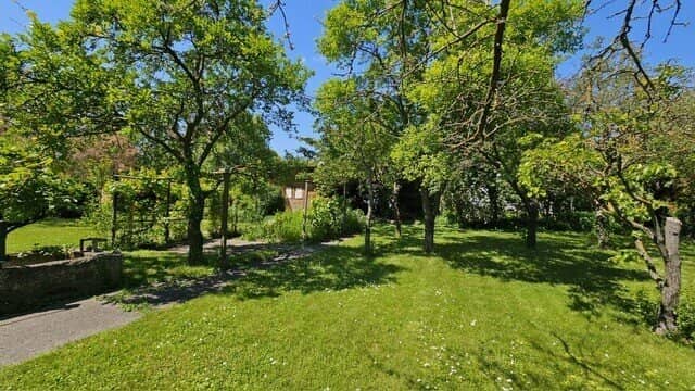 Beautiful plot of land - 1,064 m² - on the outskirts of Vienna - ideal for semi-detached house or small residential development