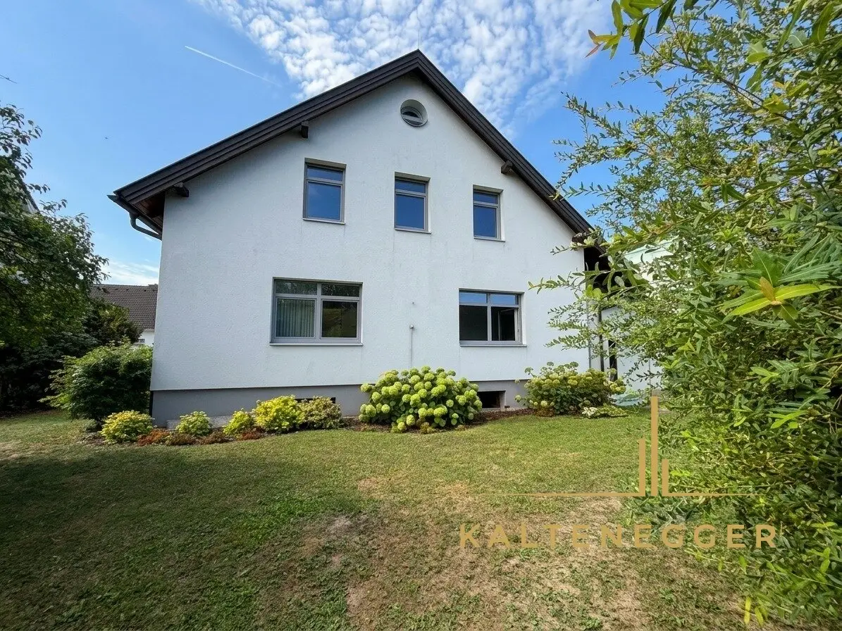 Großzügiges Einfamilienhaus mit besonderem Raumgefühl und schönem Garten
