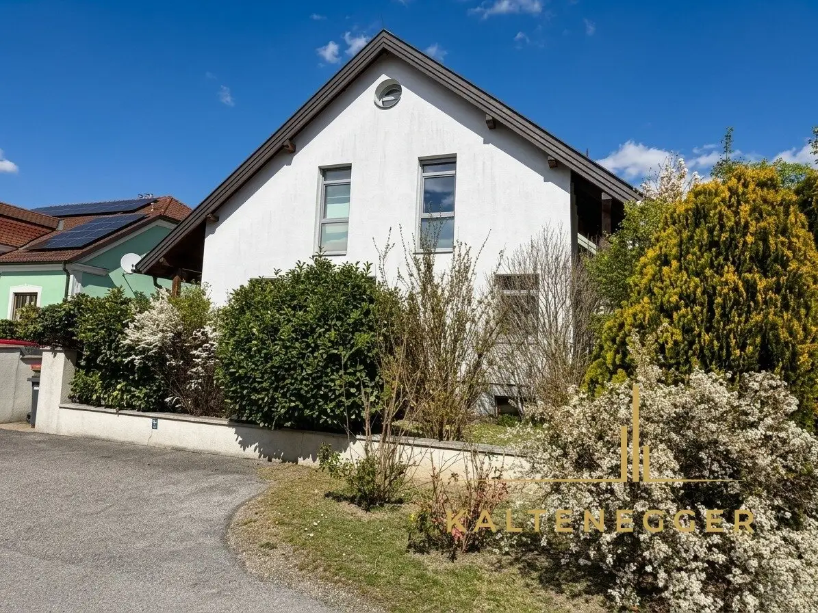 Großzügiges Einfamilienhaus mit besonderem Raumgefühl und schönem Garten