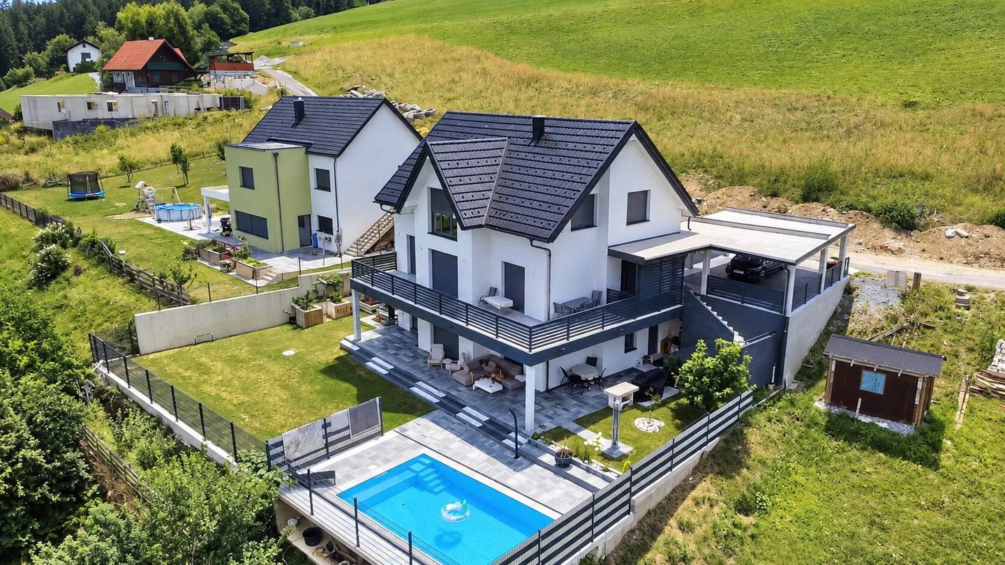 Exklusives Einfamilienhaus mit Panoramablick, Pool &amp; moderner Architektur!