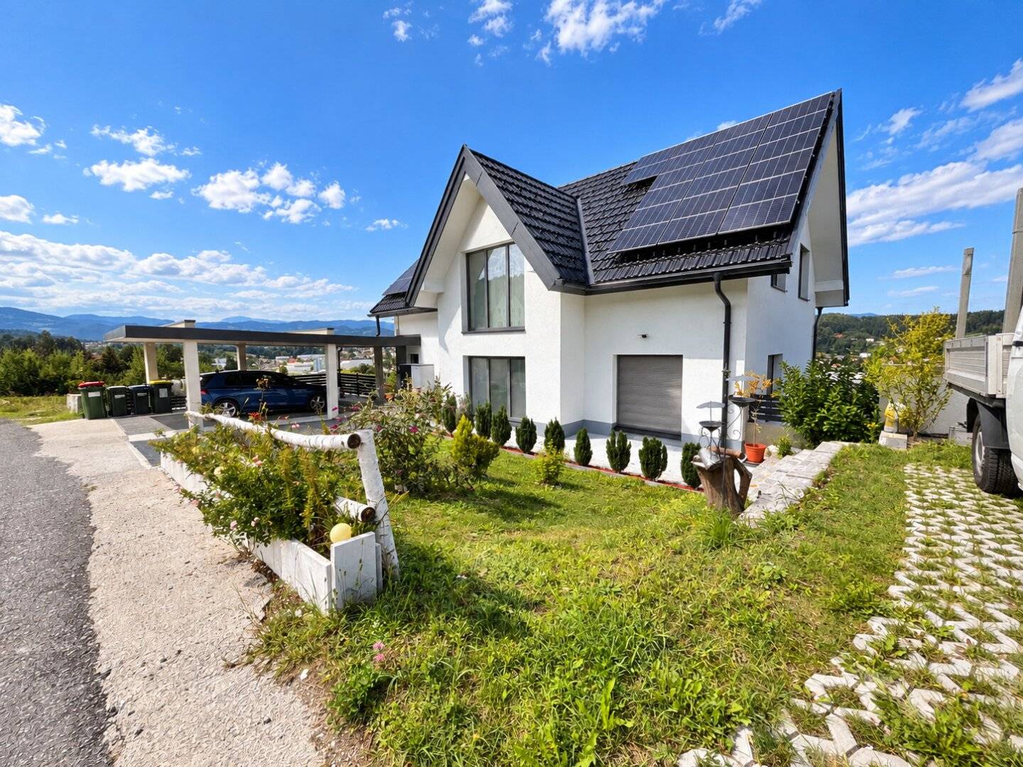 Exklusives Einfamilienhaus mit Panoramablick, Pool &amp; moderner Architektur!