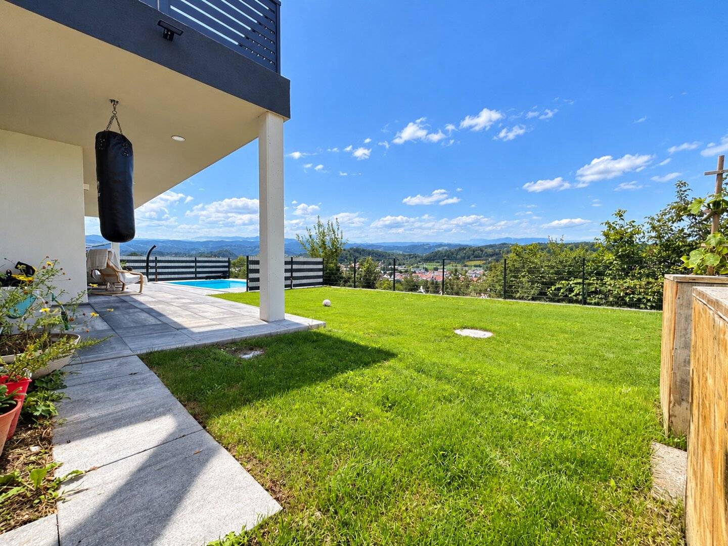 Exklusives Einfamilienhaus mit Panoramablick, Pool &amp; moderner Architektur!