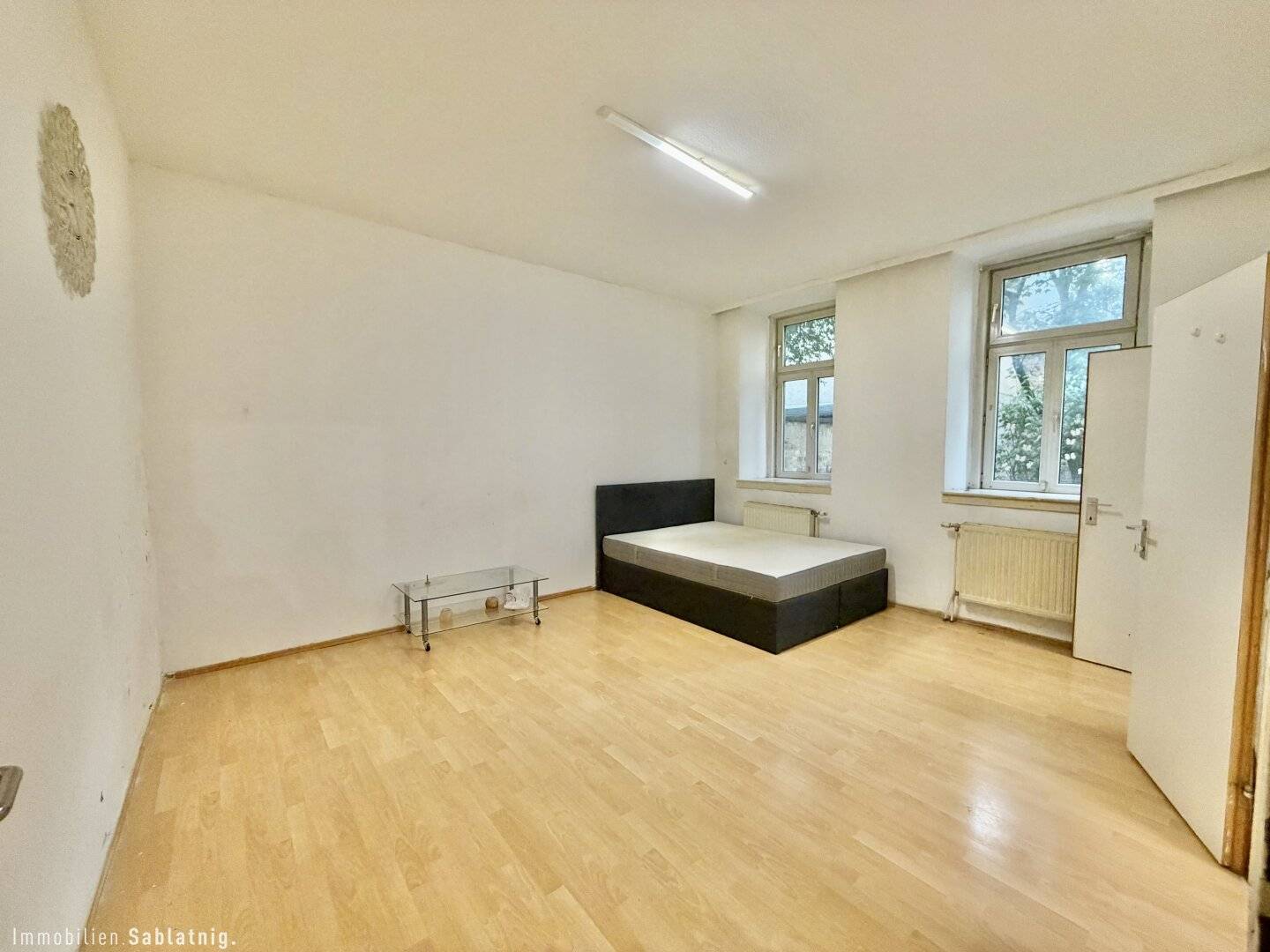 VIENNA! LOCATION! POTENTIAL! City living with room for design