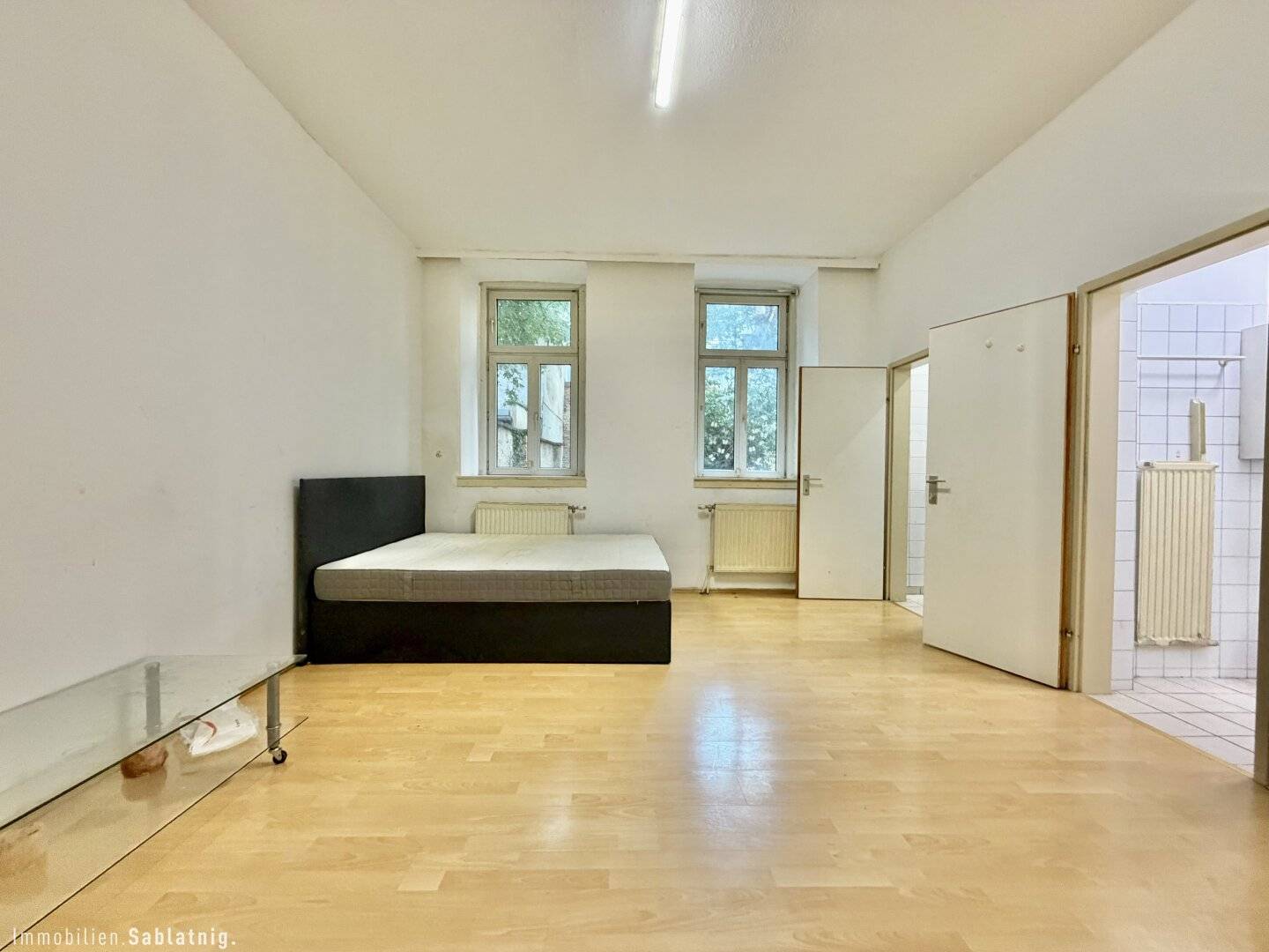 VIENNA! LOCATION! POTENTIAL! City living with room for design