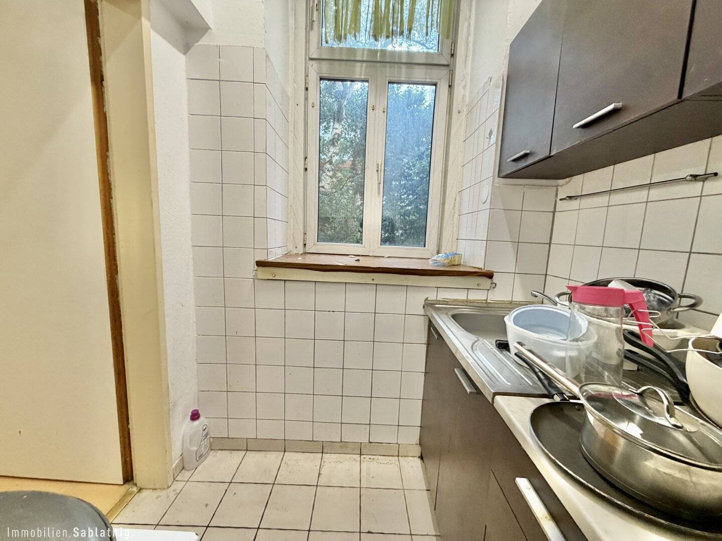 VIENNA! LOCATION! POTENTIAL! City living with room for design