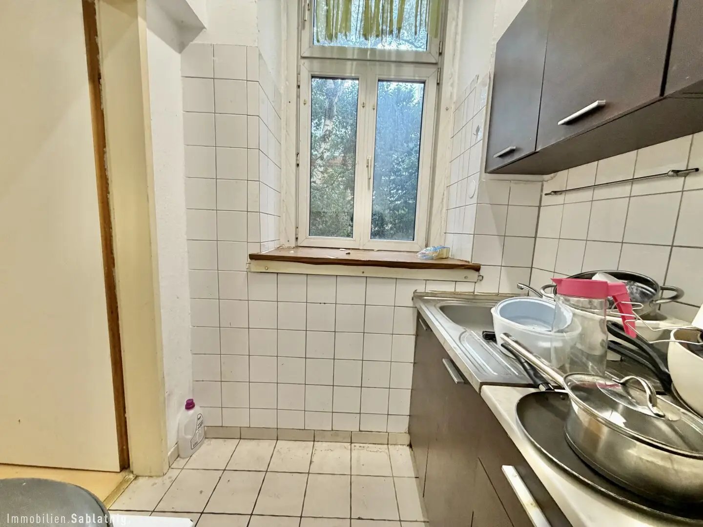 VIENNA! LOCATION! POTENTIAL! City living with room for design