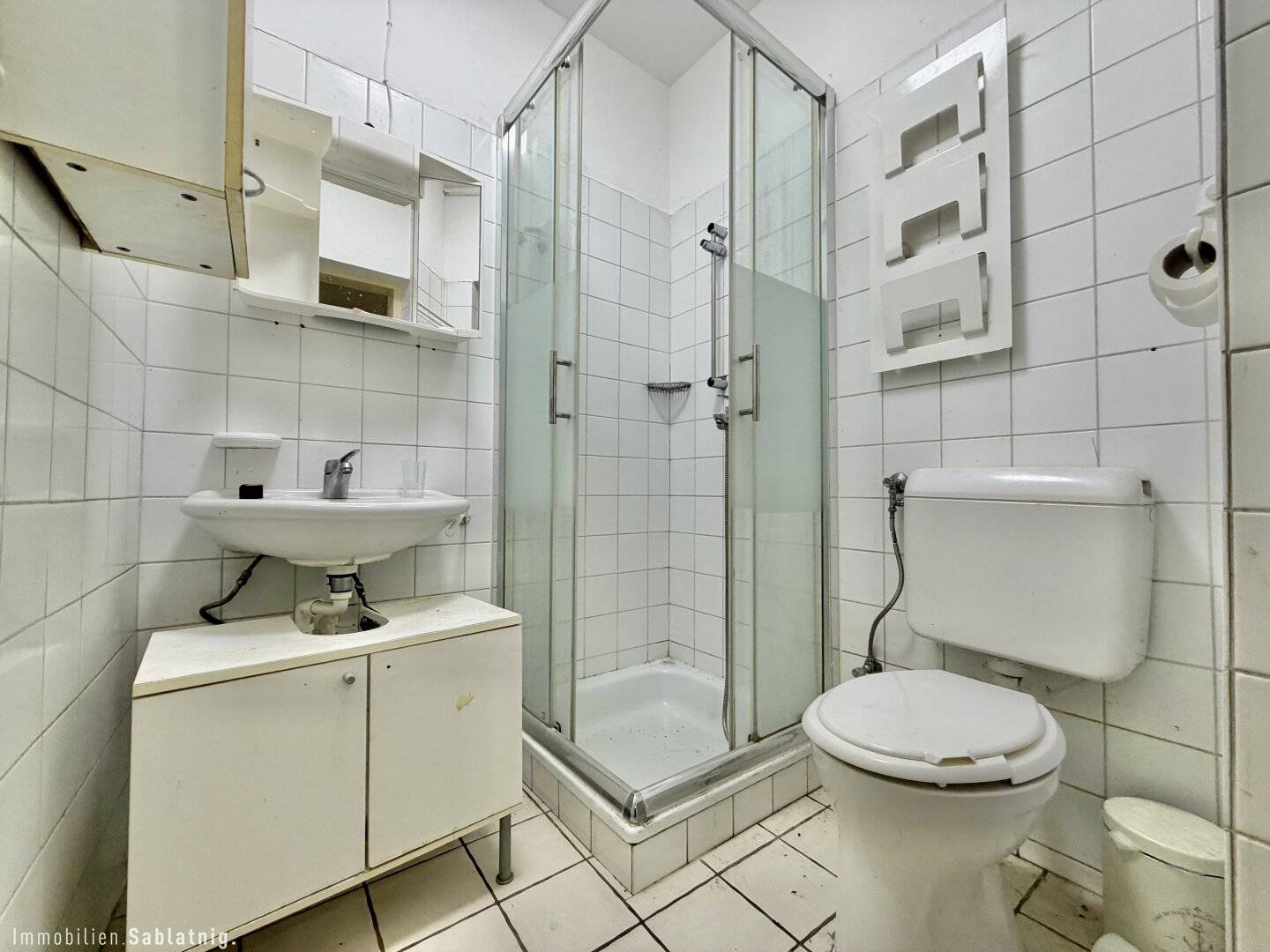 VIENNA! LOCATION! POTENTIAL! City living with room for design