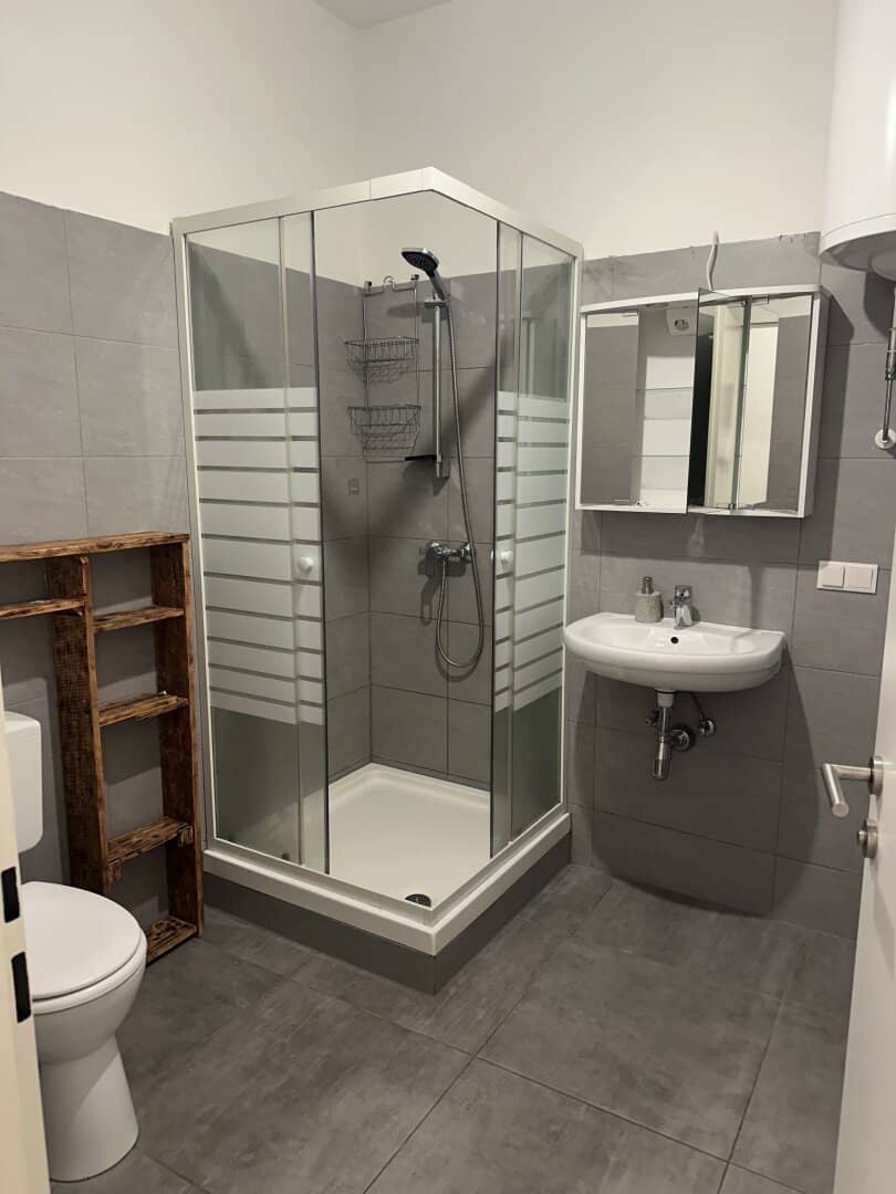 Sunny apartment near the train station and the center only 16 min by S-Bahn to U6 Wien Meidling