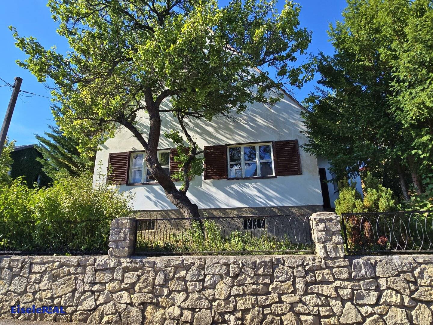 Plot with old house - quiet location – potential