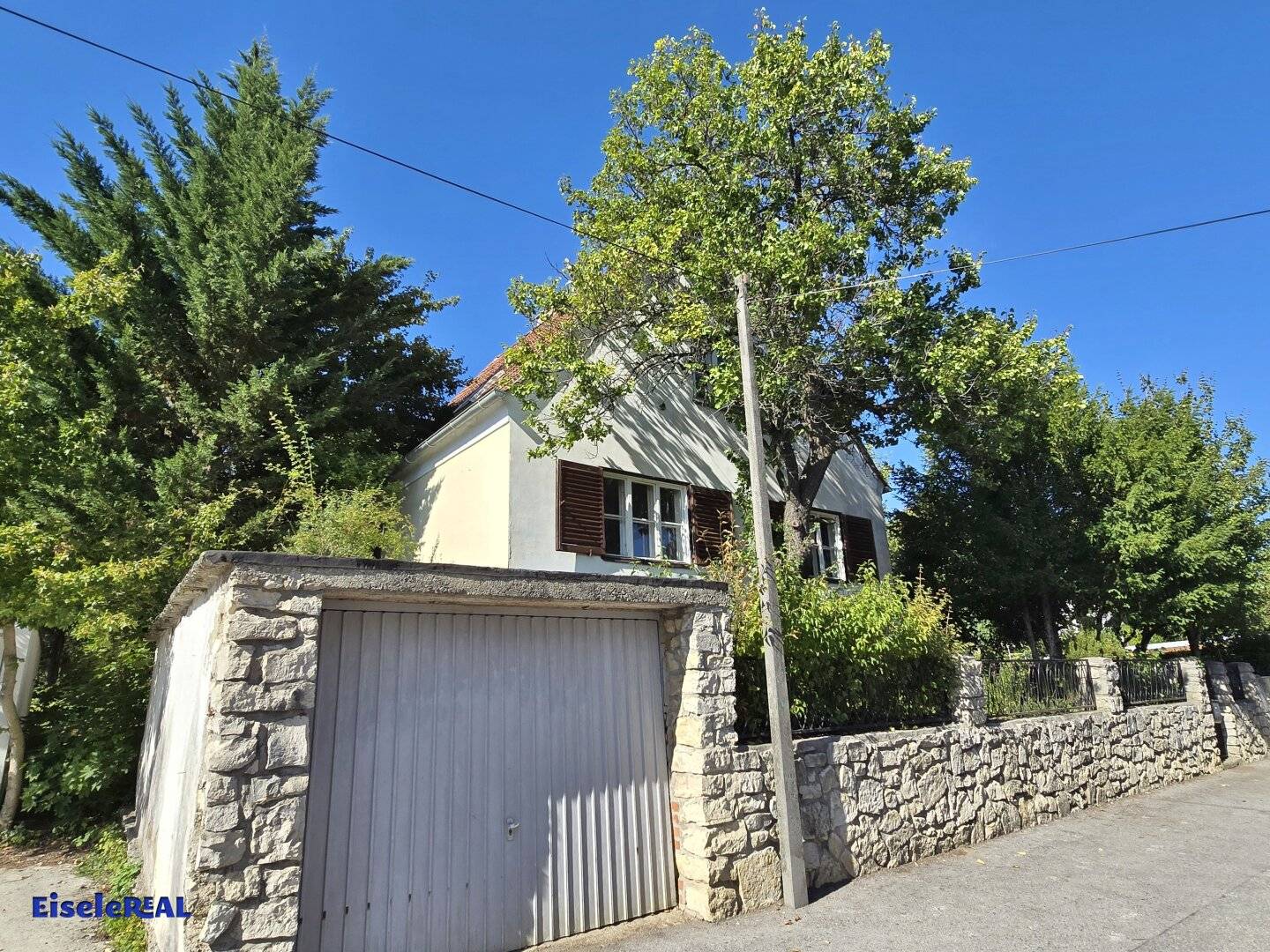 Plot with old house - quiet location – potential