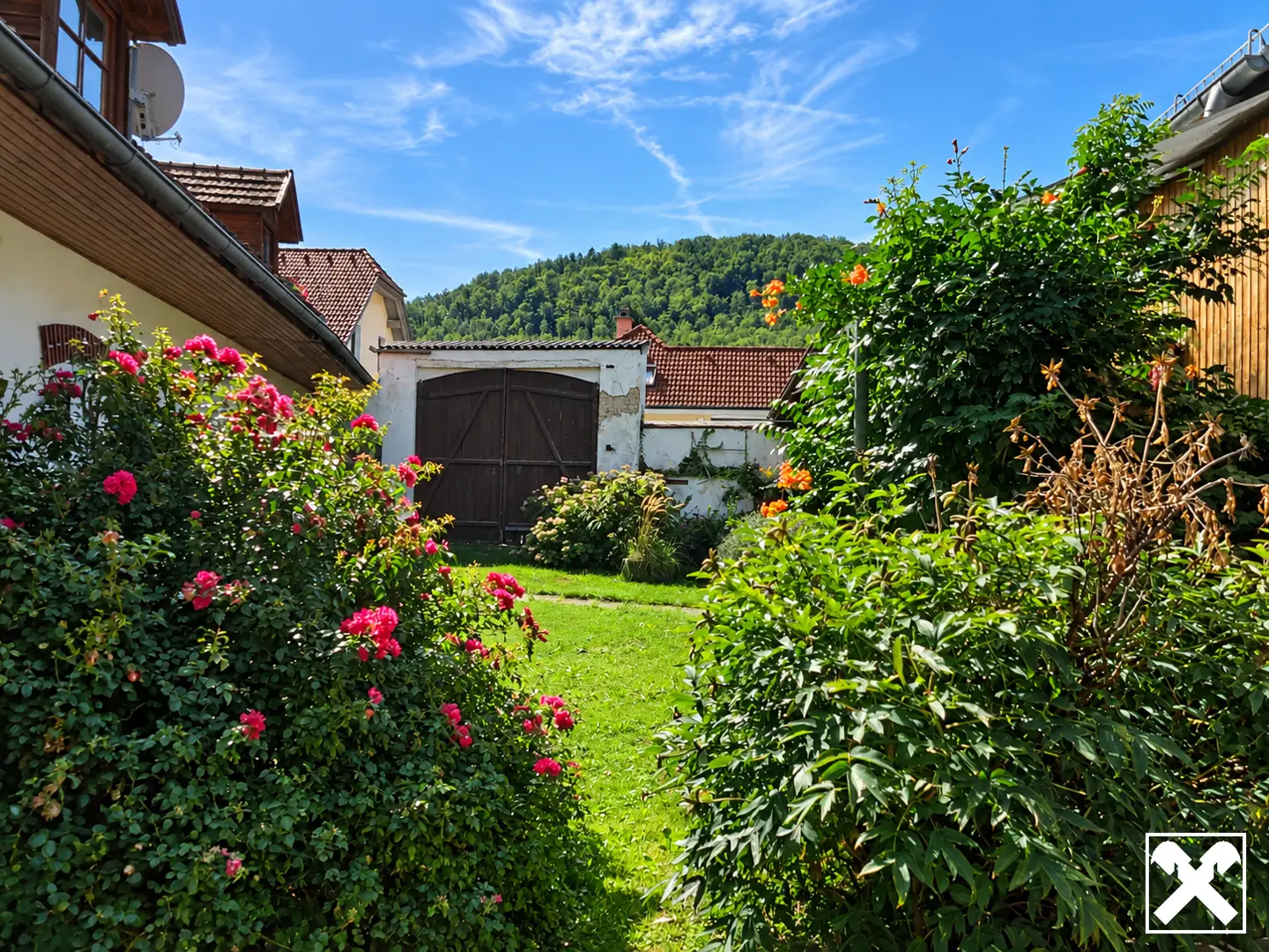Apartment in former farmhouse with garden