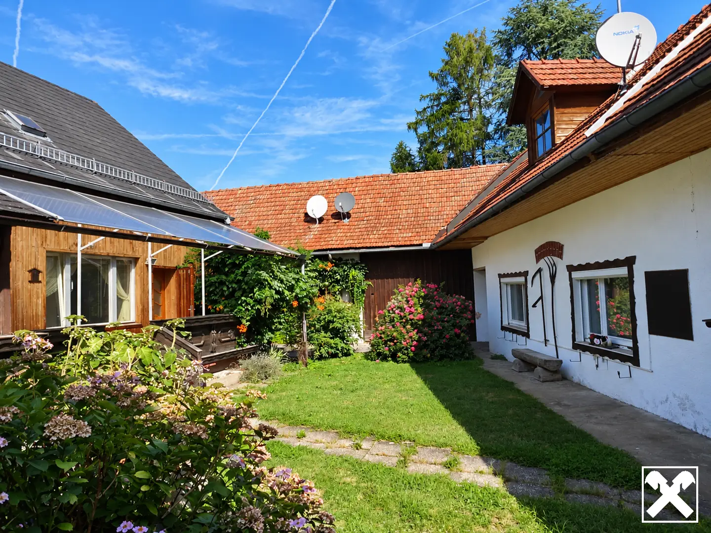Apartment in former farmhouse with garden