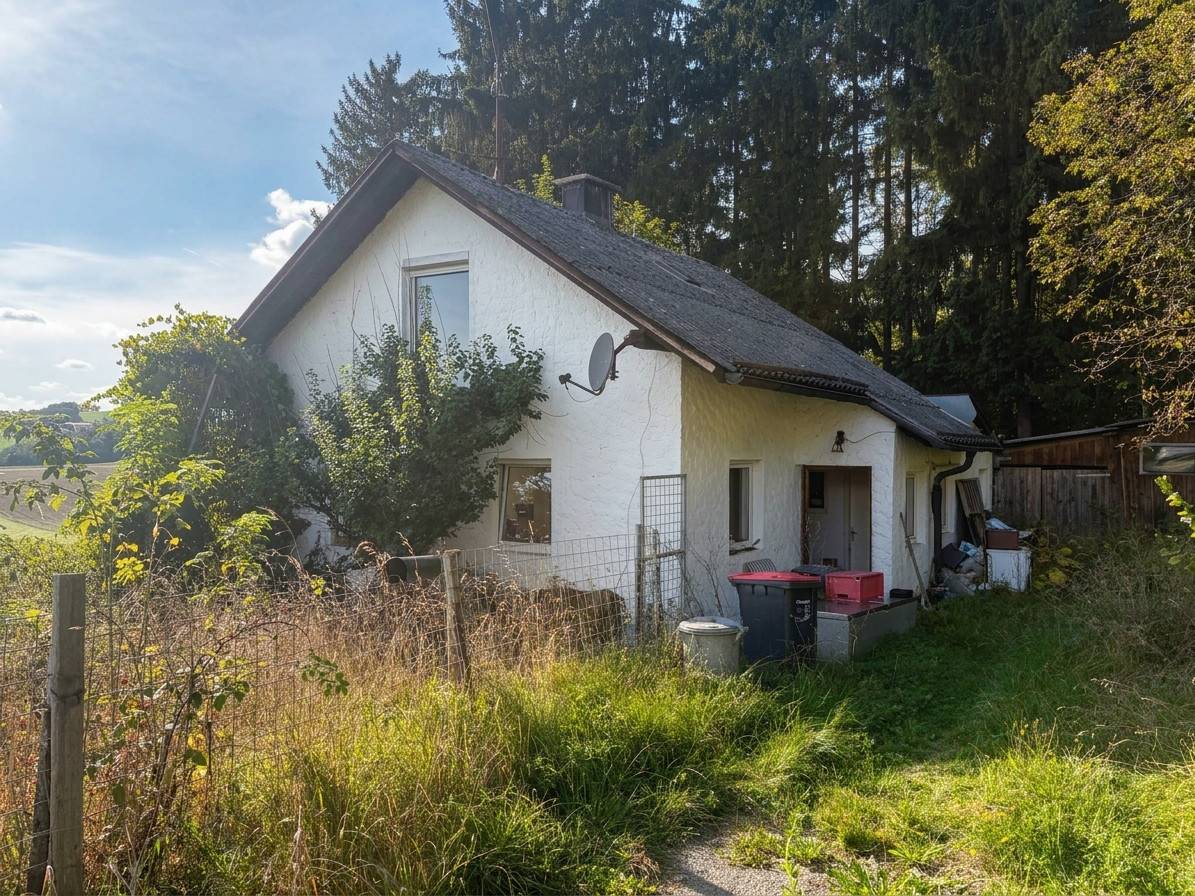 Development plot with existing building and garden Apartment
