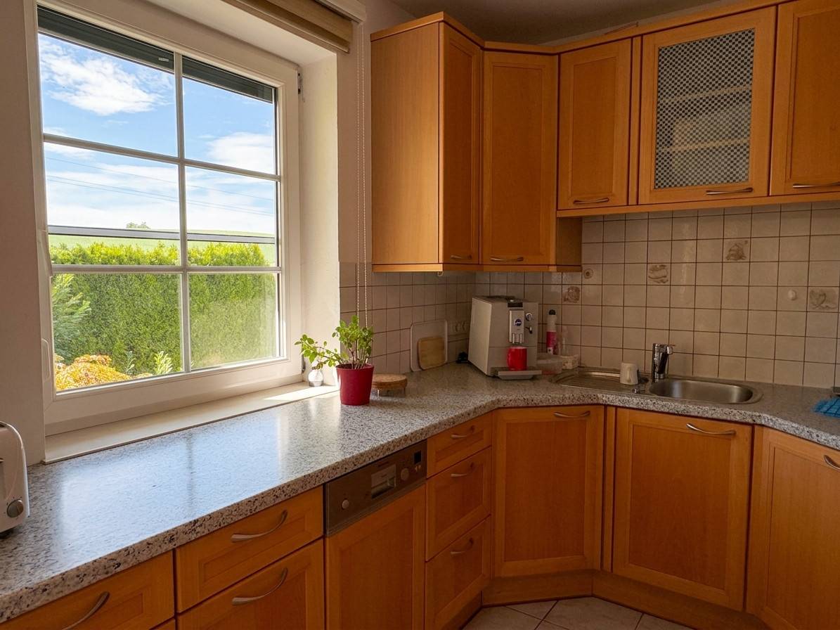 Well maintained family apartment with winter garden and garage