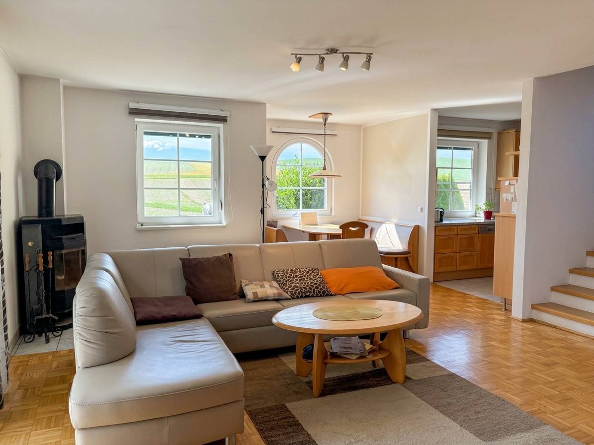 Well maintained family apartment with winter garden and garage