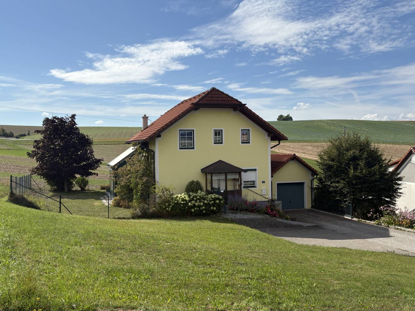 Well maintained family apartment with winter garden and garage