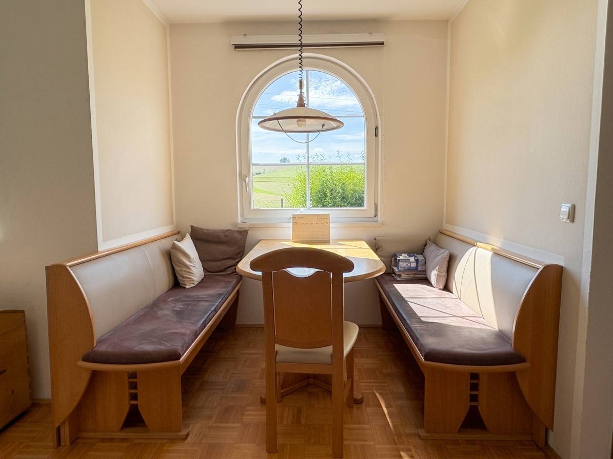 Well maintained family apartment with winter garden and garage
