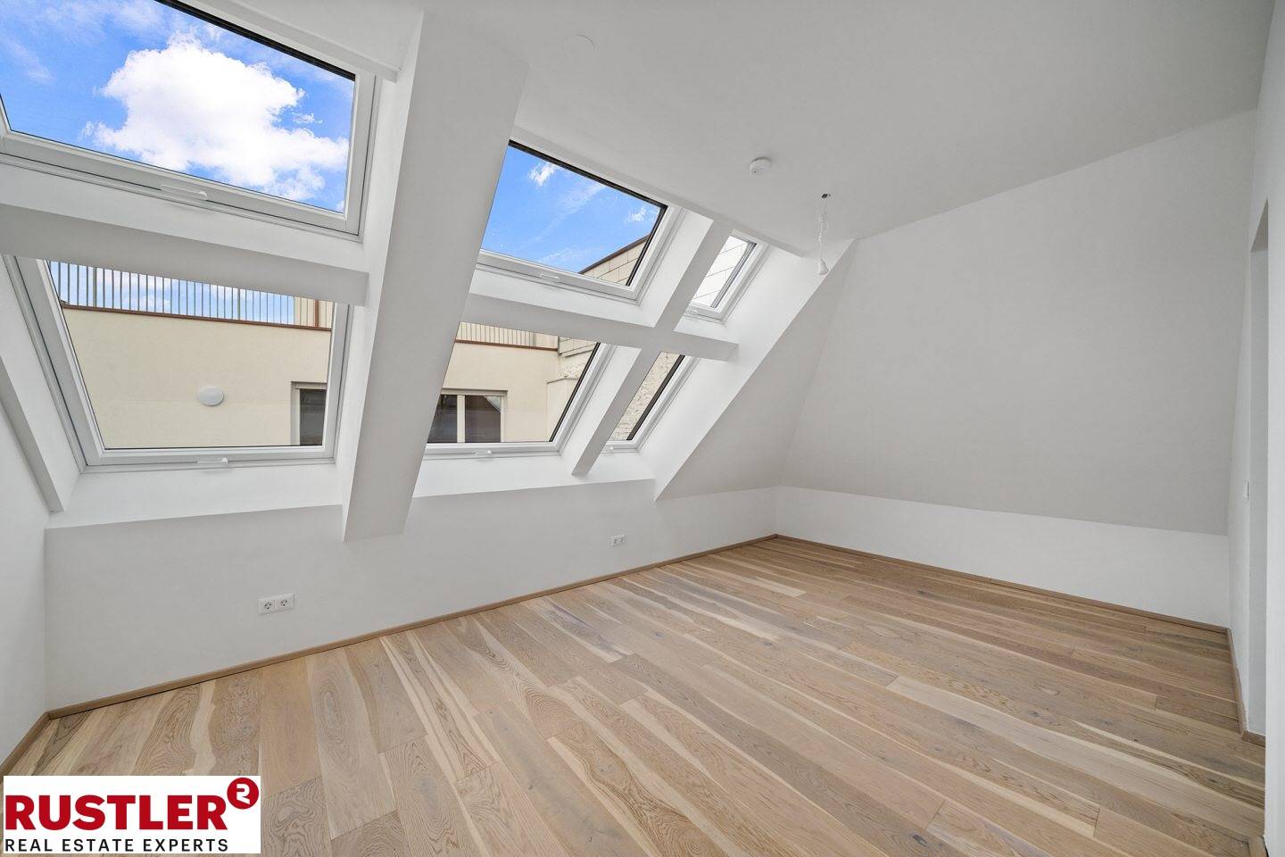 Helle Dachgeschosswohnung mit Weitblick und großer Terrasse
