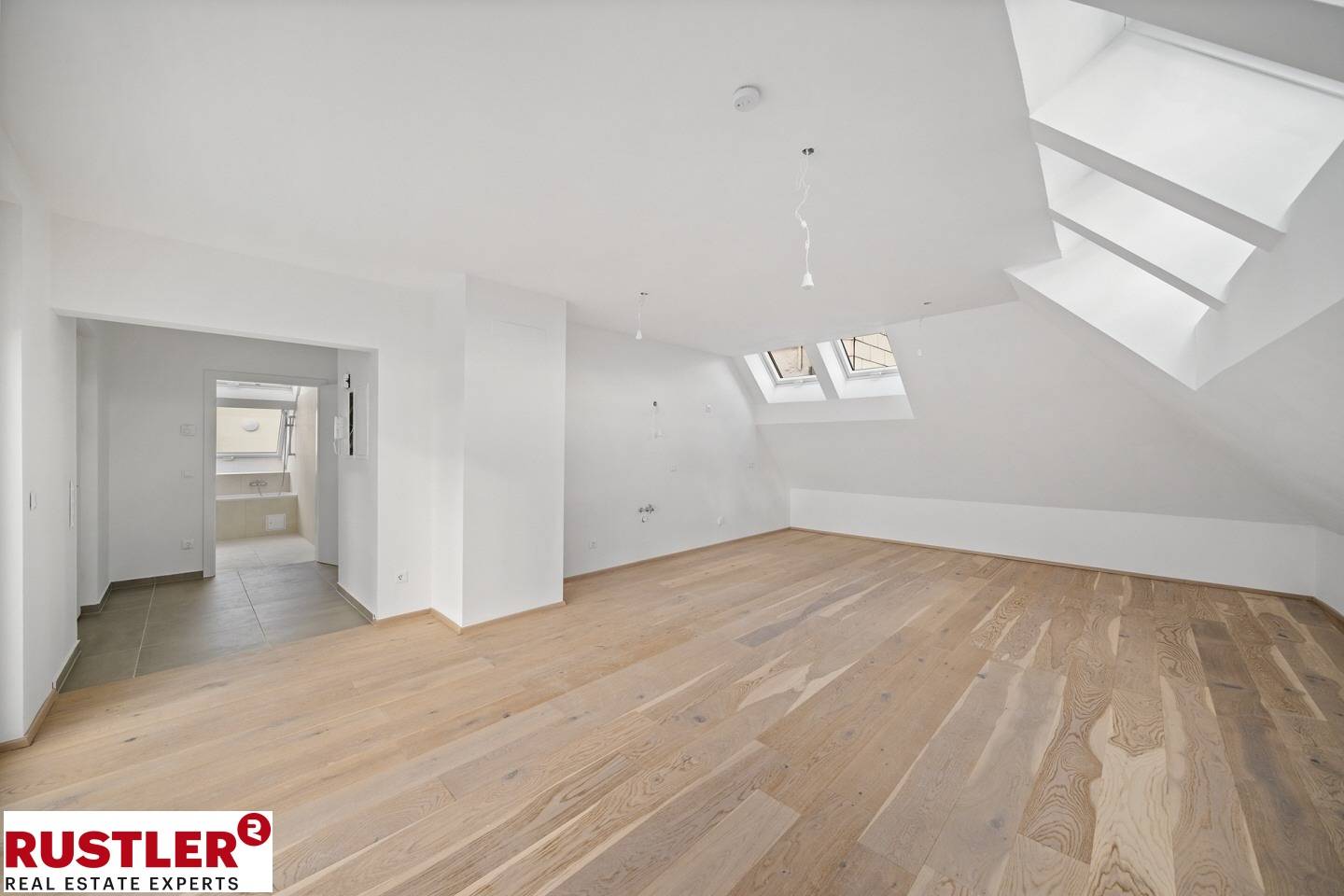 Helle Dachgeschosswohnung mit Weitblick und großer Terrasse