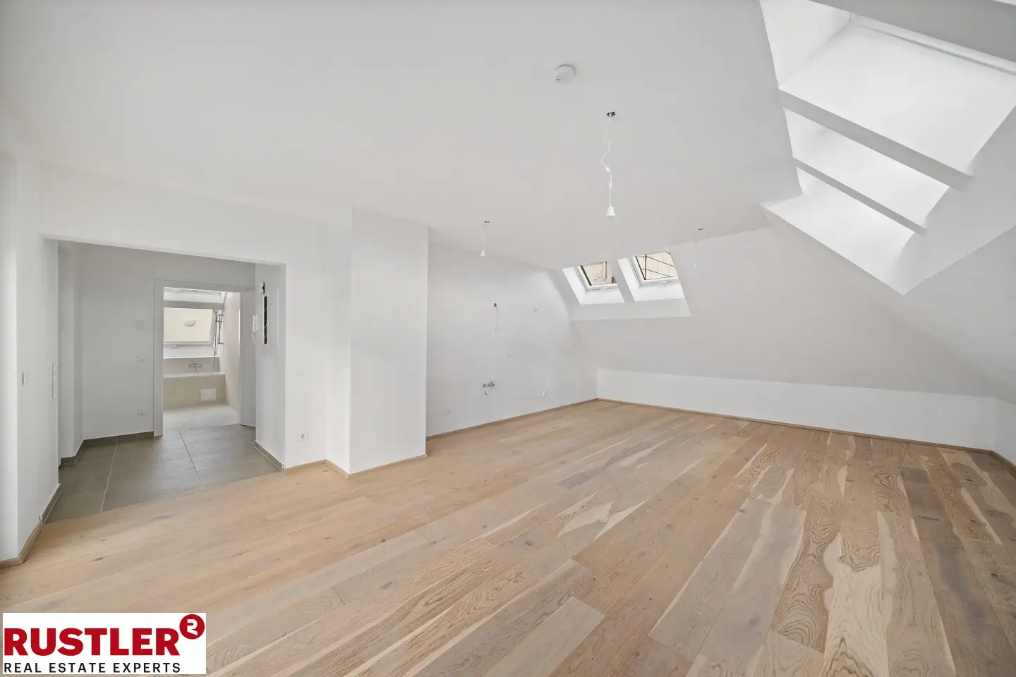 Helle Dachgeschosswohnung mit Weitblick und großer Terrasse