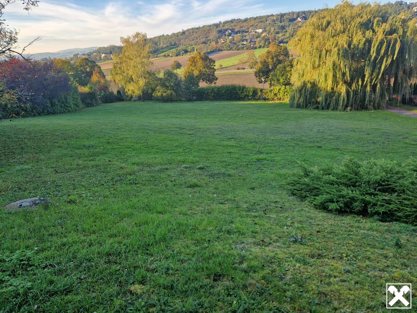 EIN TRAUM WIRD REALITÄT: AUSSERGEWÖHNLICHES BAUGRUNDSTÜCK IN HAGENBRUNN MIT FREIEM AUSBLICK IN TOLLER, RUHIGER WOHNLAGE