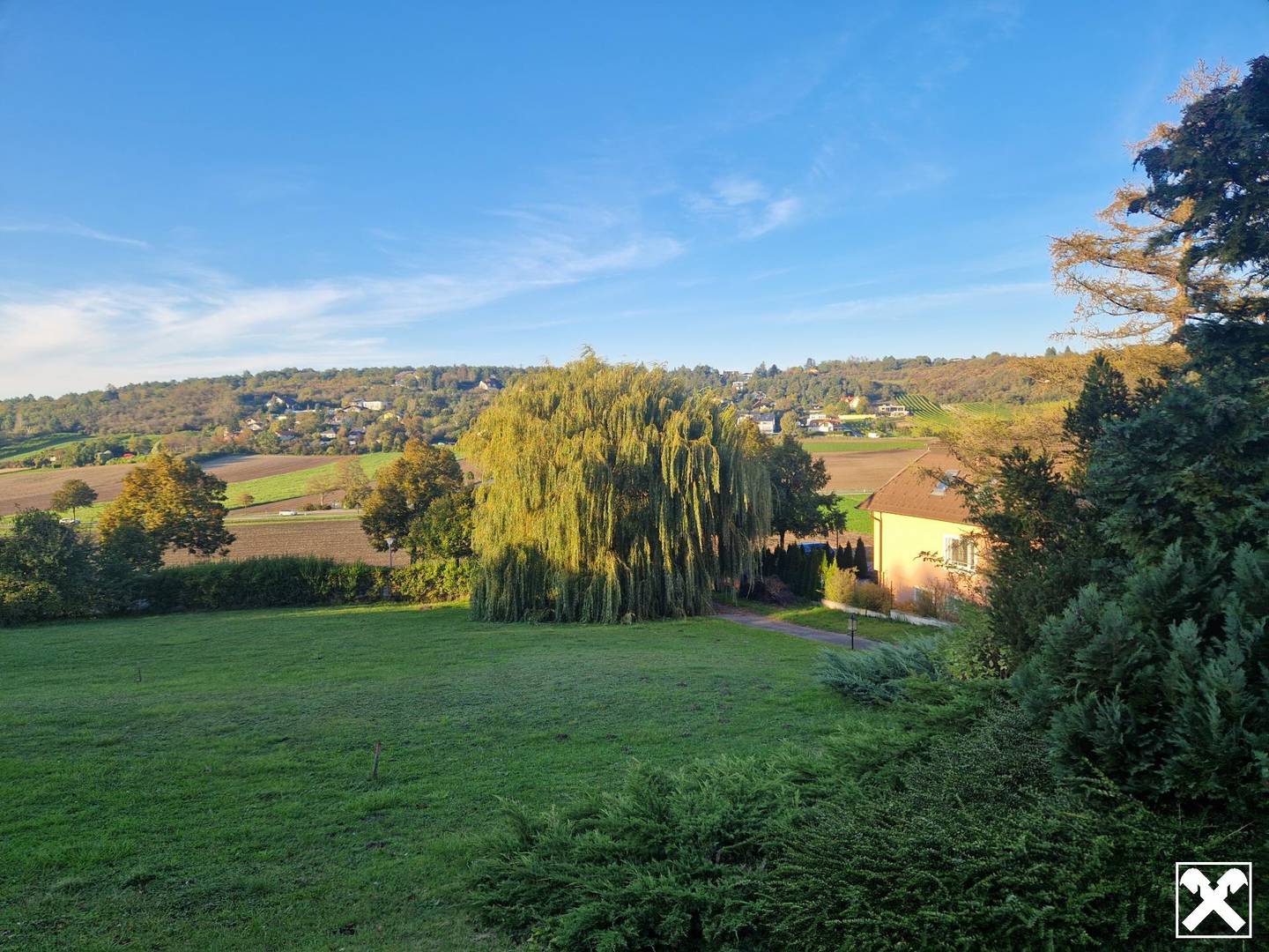 EIN TRAUM WIRD REALITÄT: AUSSERGEWÖHNLICHES BAUGRUNDSTÜCK IN HAGENBRUNN MIT FREIEM AUSBLICK IN TOLLER, RUHIGER WOHNLAGE