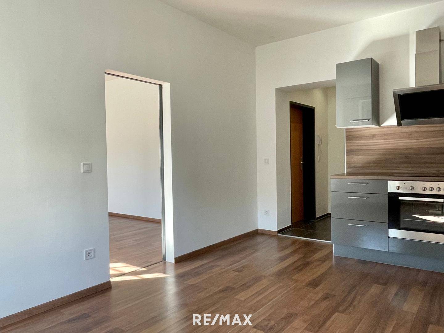 Sunny ground floor apartment with parking and cellar