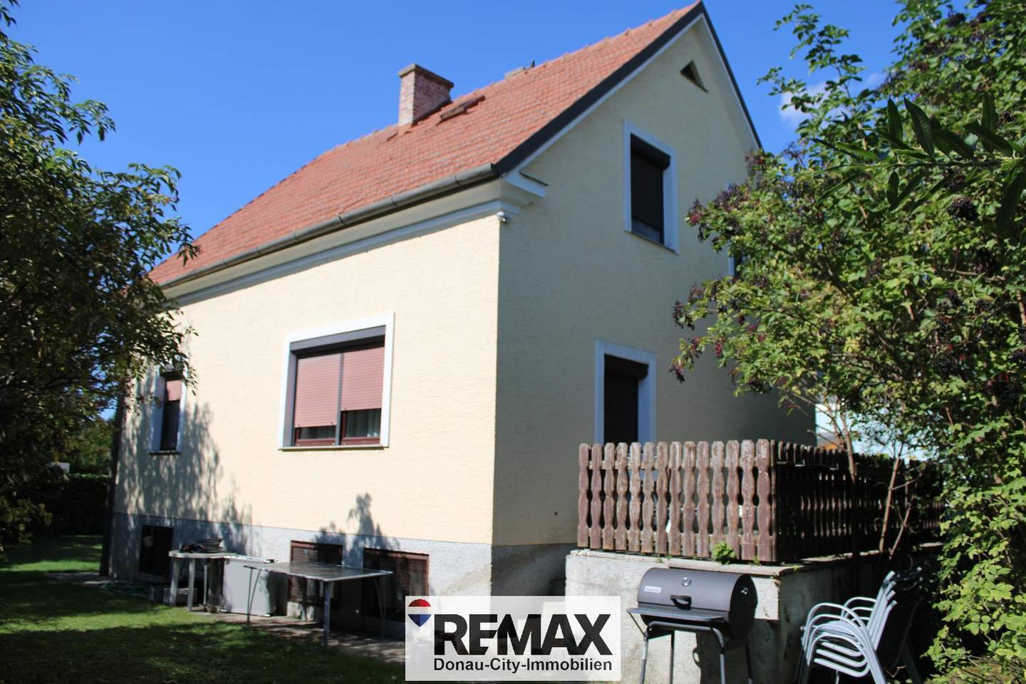 Sunny building plot with existing house Wohnung