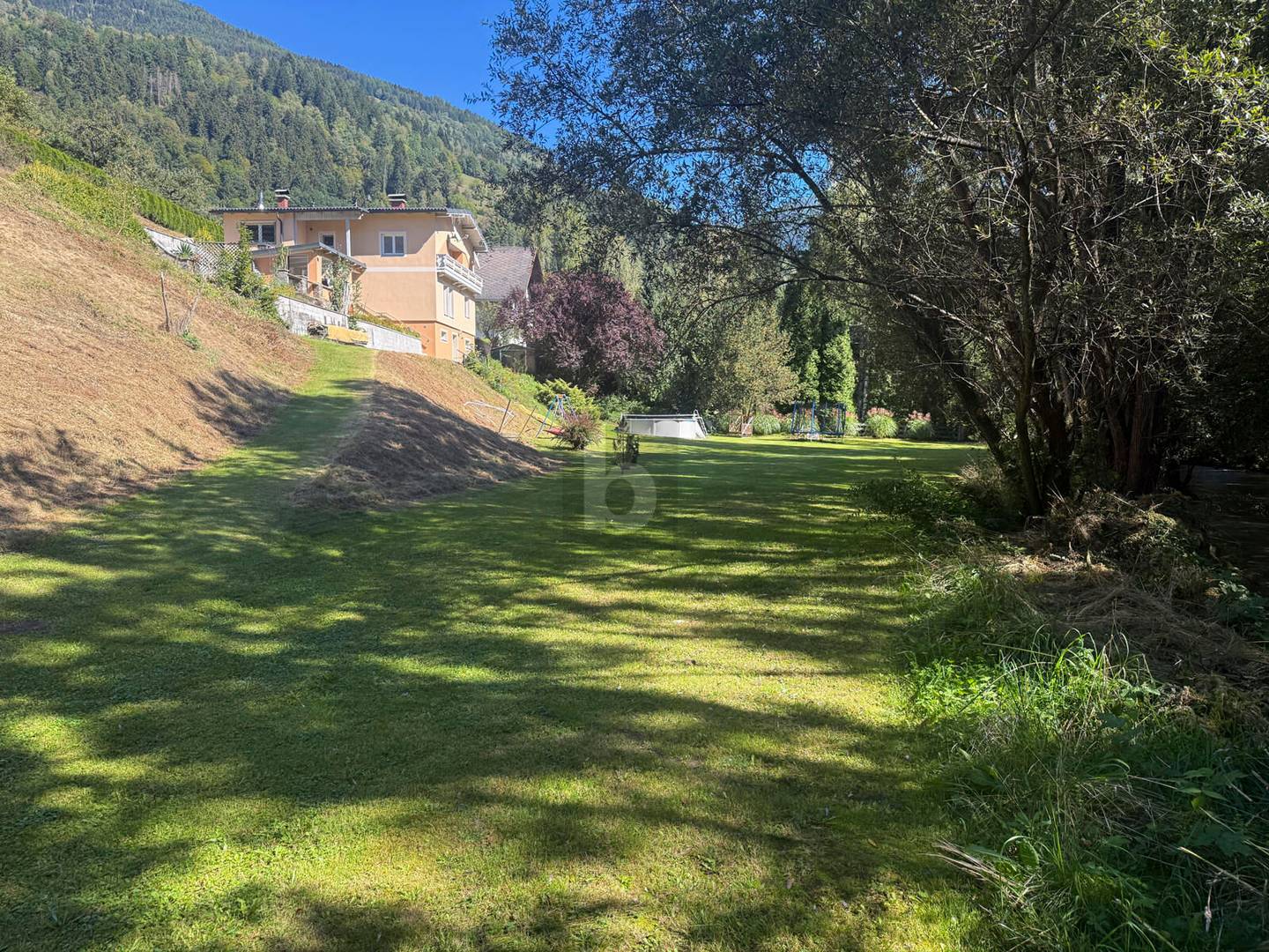 Bezugsfertige familienwohnung in Südhanglage am Bach mit Pool