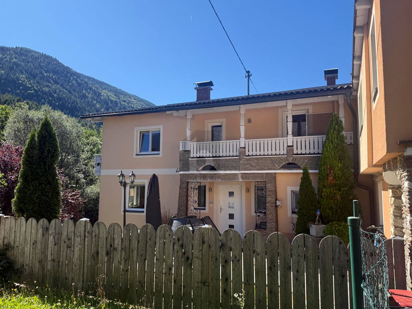 Bezugsfertige familienwohnung in Südhanglage am Bach mit Pool