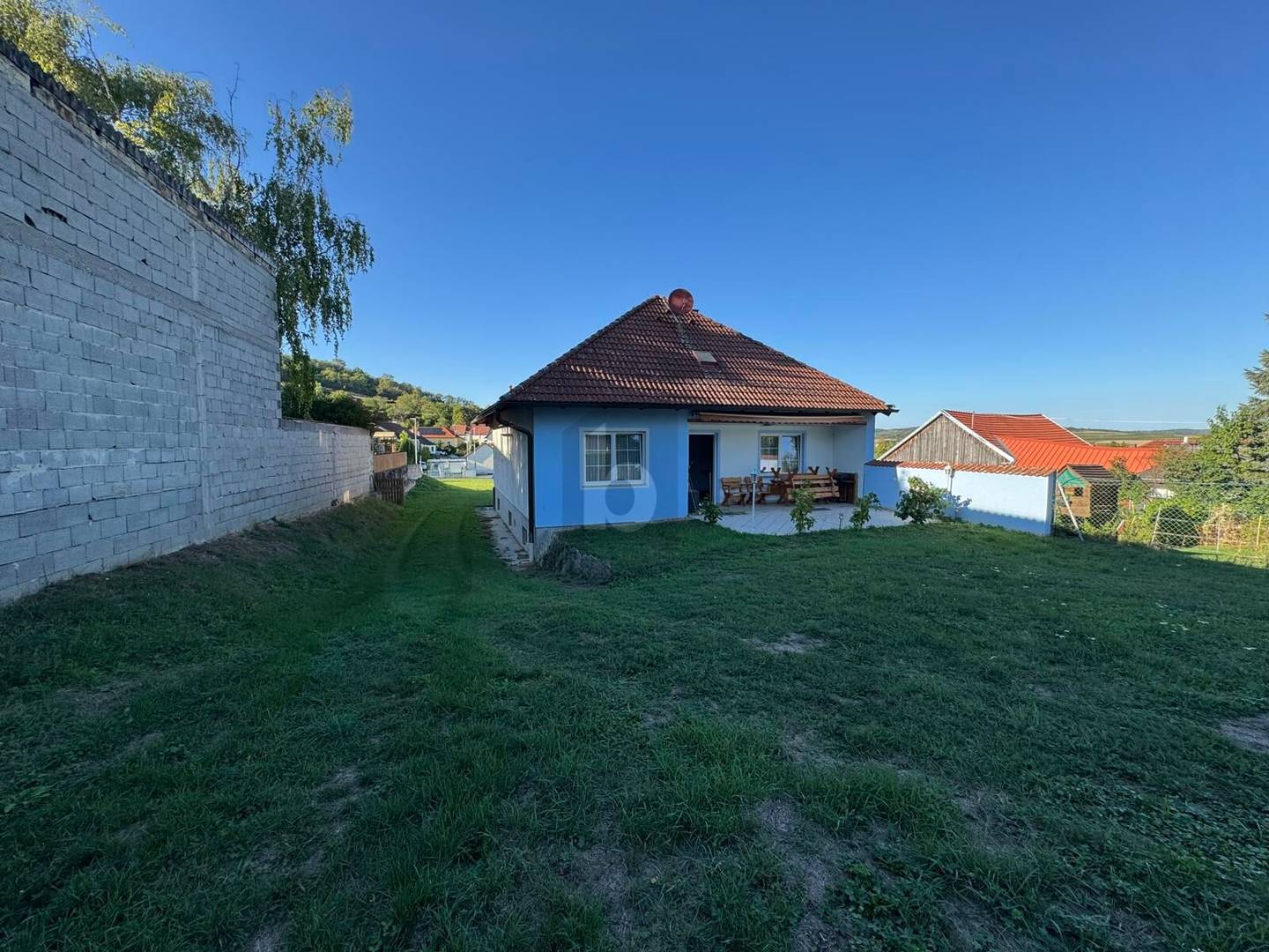 Family apartment in nature with large garden and garage