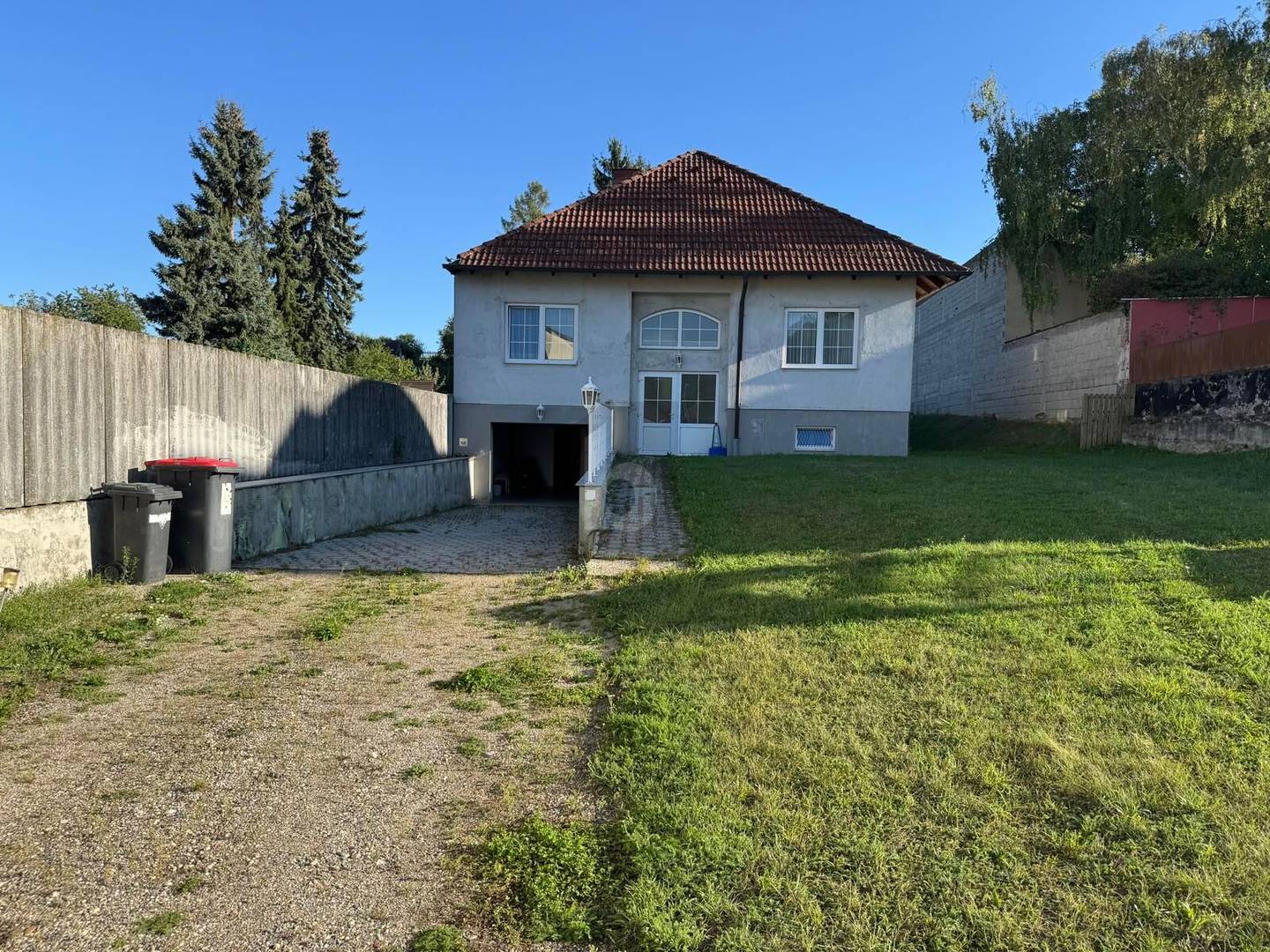Family apartment in nature with large garden and garage