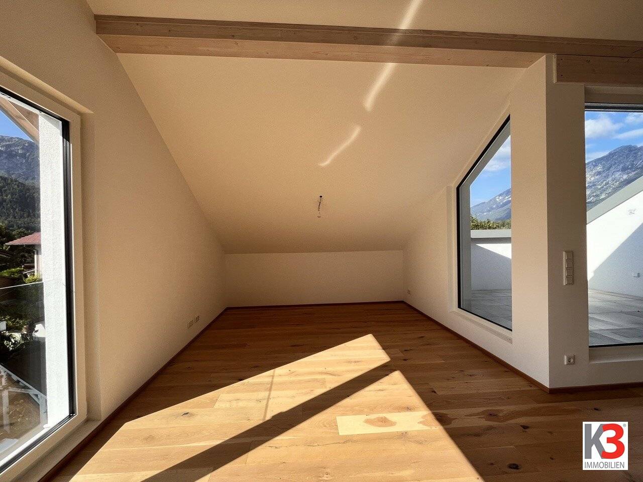 Penthouse-Feeling - Lift mit Schlüssel direkt in die Wohnung, Dachterrasse, 2 Bäder 3 Parkplätze und Panoramablick