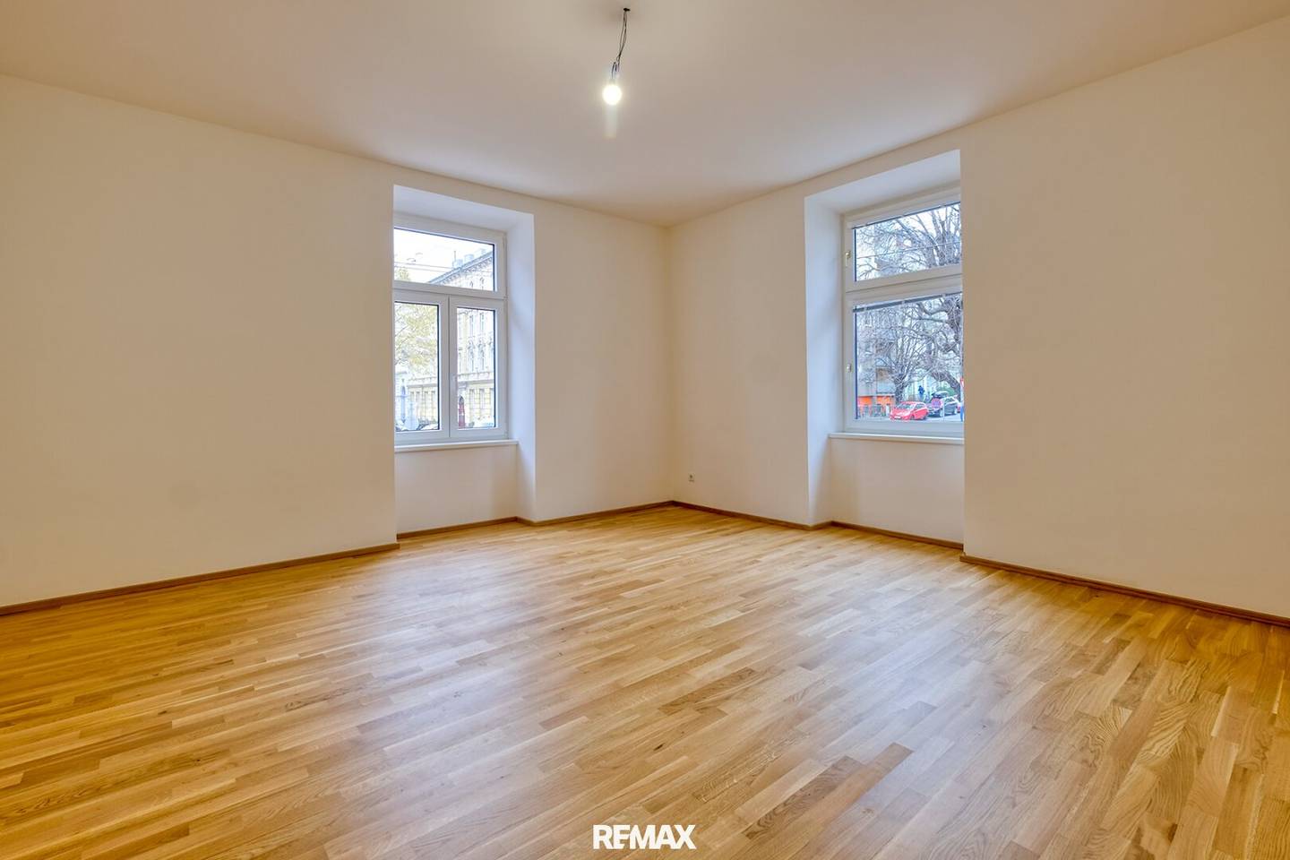 Wunderschöne Altbauwohnung! Zentral begehbar! Hochparterre & straßenseitig!