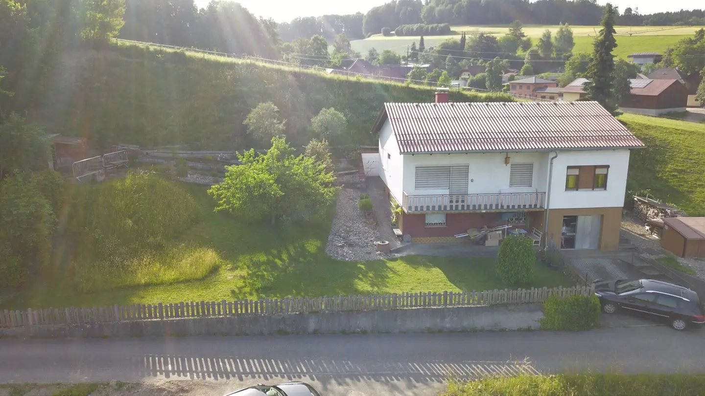 Haus in Redlham, 4 Zimmer, Balkon, Garage – Ihr Renovierungsprojekt zum Top-Preis!