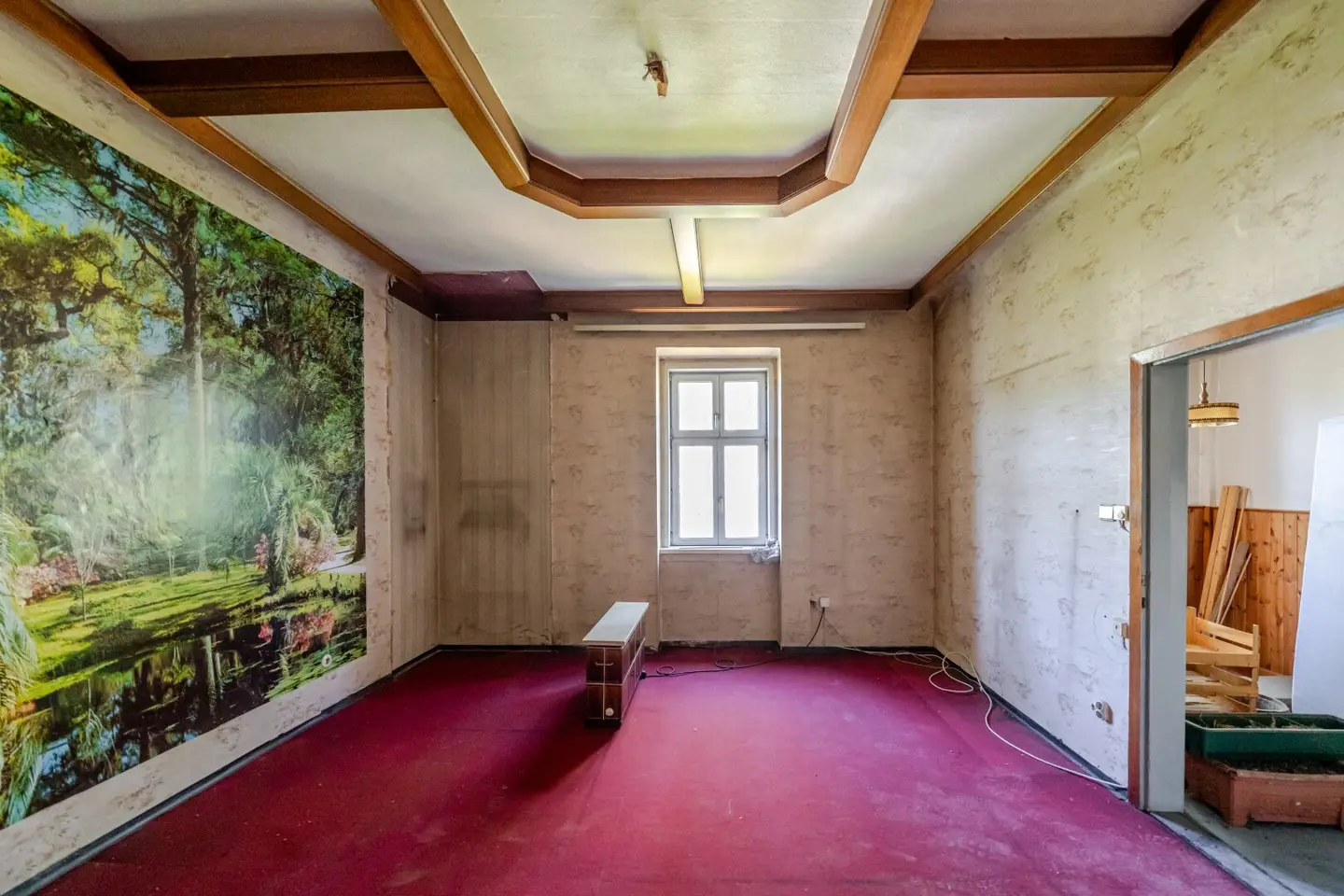 Stripped period gem with 48,70 m² at Kalvarienberggürtel – Your project awaits!