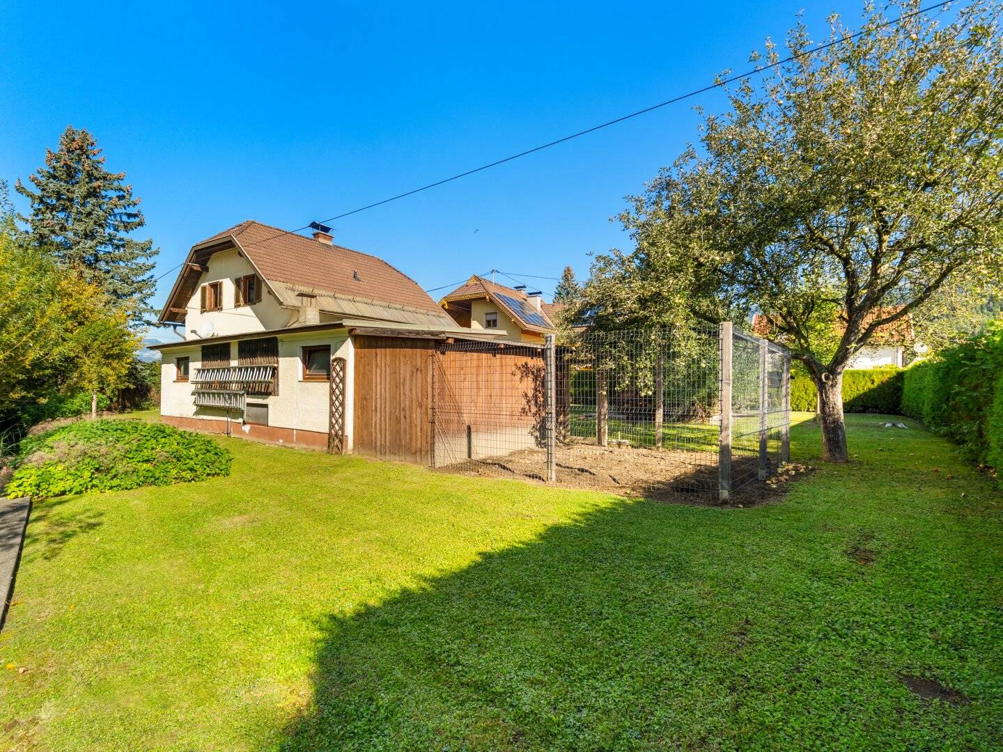 Living in a quiet dead-end street – single-family house with garden and a lot of potential