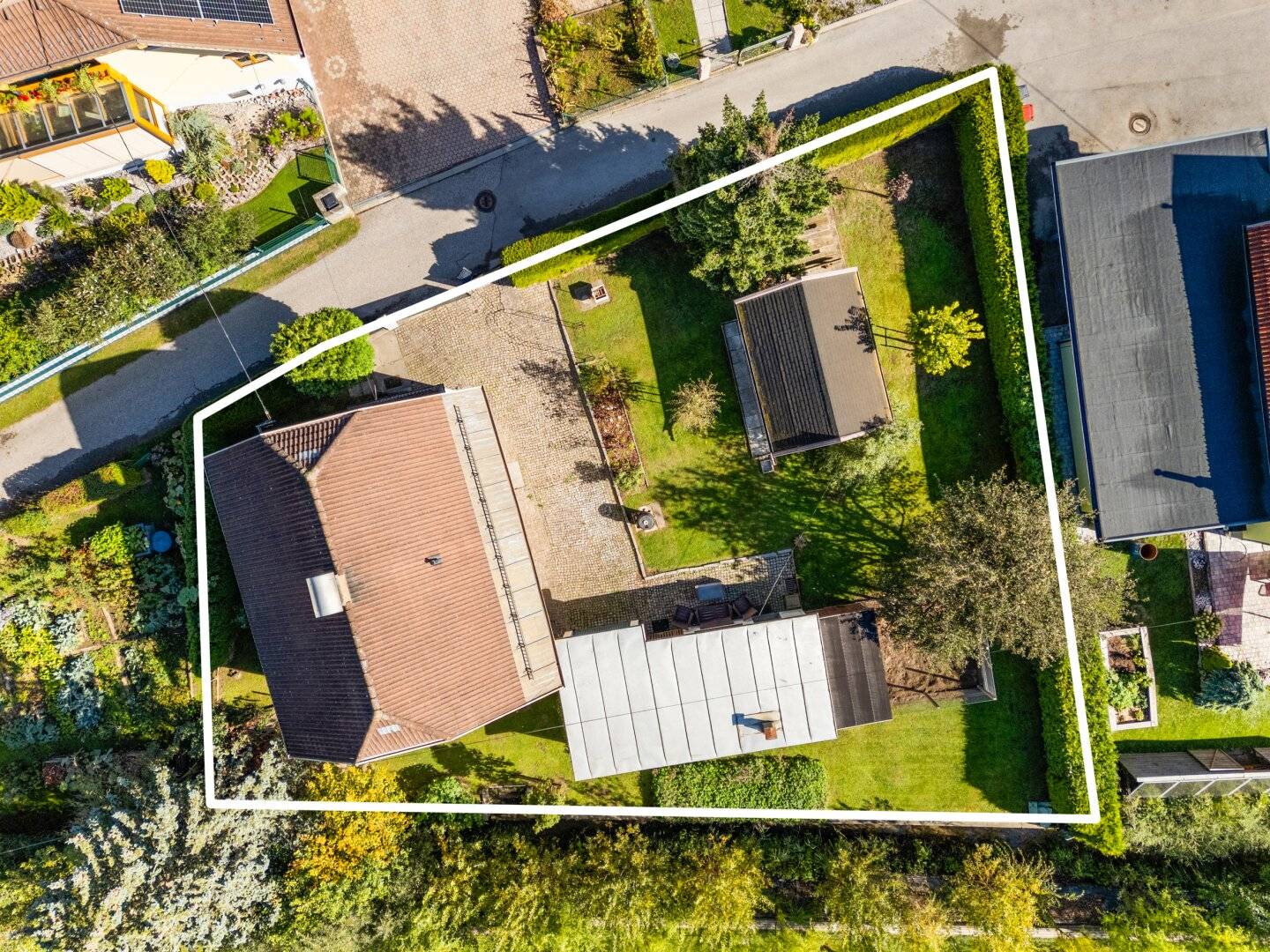 Living in a quiet dead-end street – single-family house with garden and a lot of potential