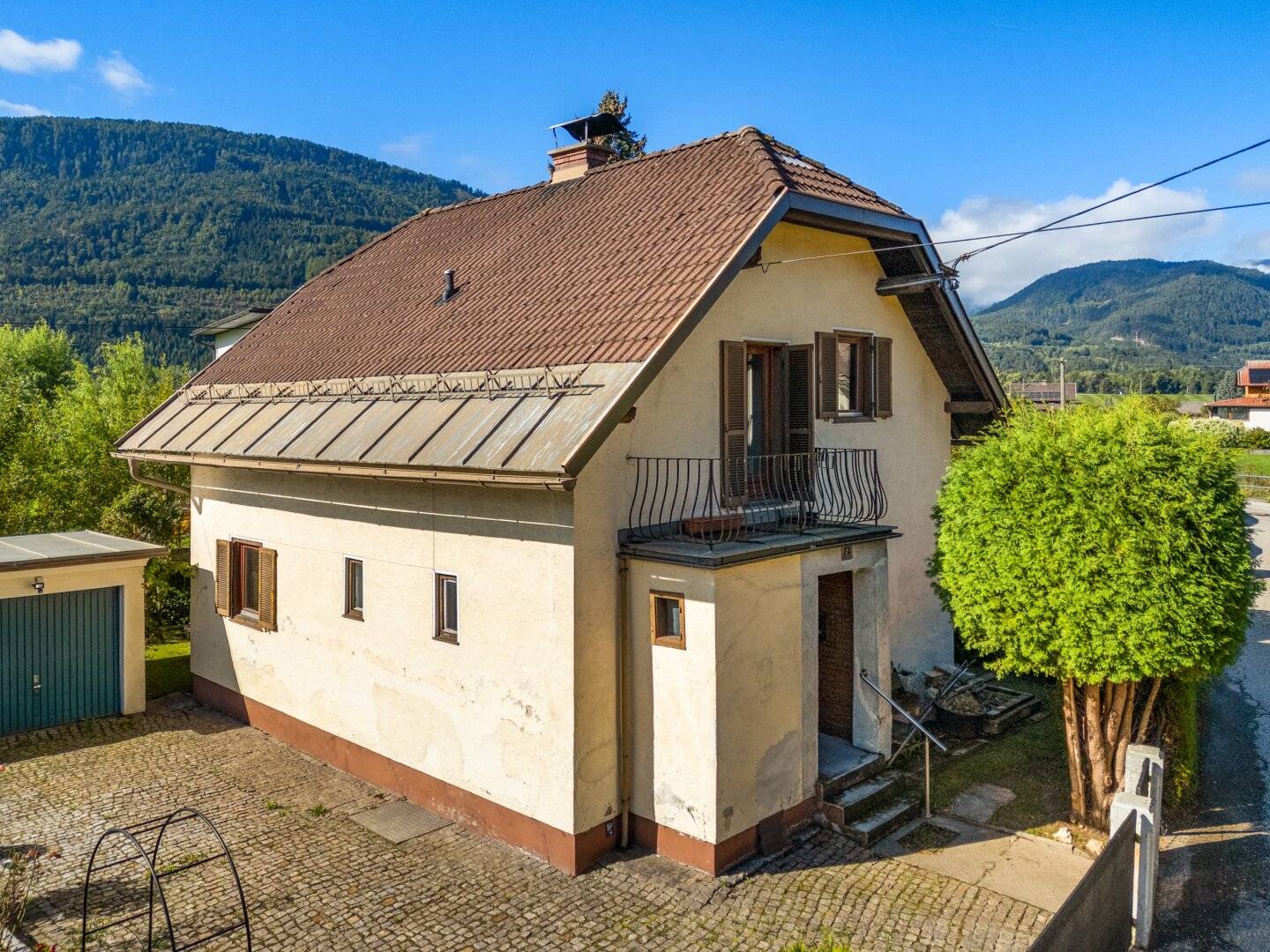 Living in a quiet dead-end street – single-family house with garden and a lot of potential