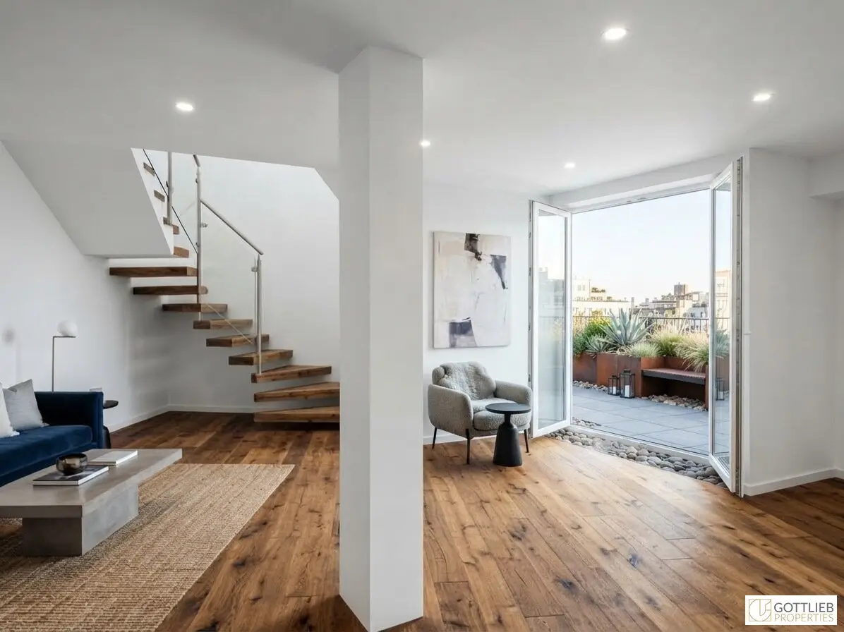 Close to U3 and U6 subway! High-quality 3-room attic apartment with south terrace in comprehensively renovated Gründerzeit building