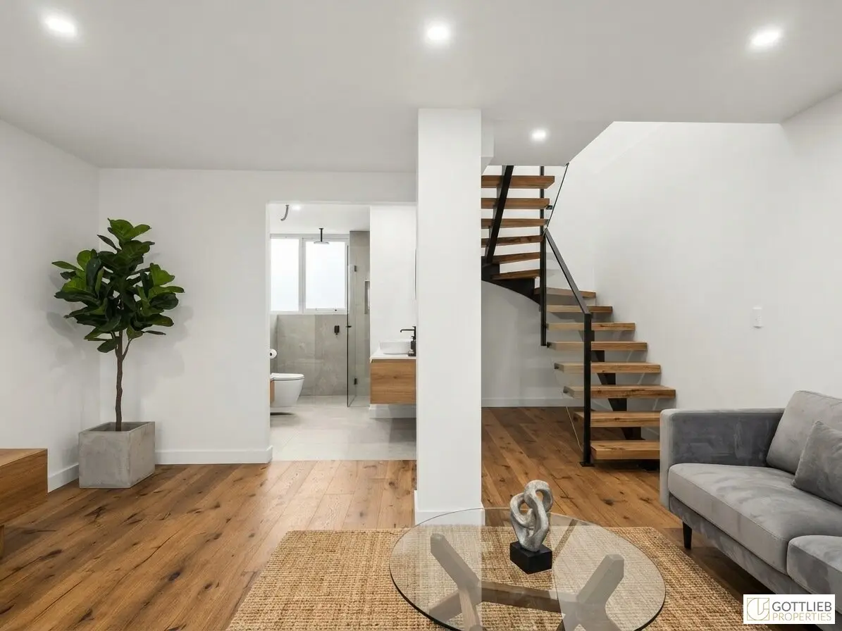 Close to U3 and U6 subway! High-quality 3-room attic apartment with south terrace in comprehensively renovated Gründerzeit building